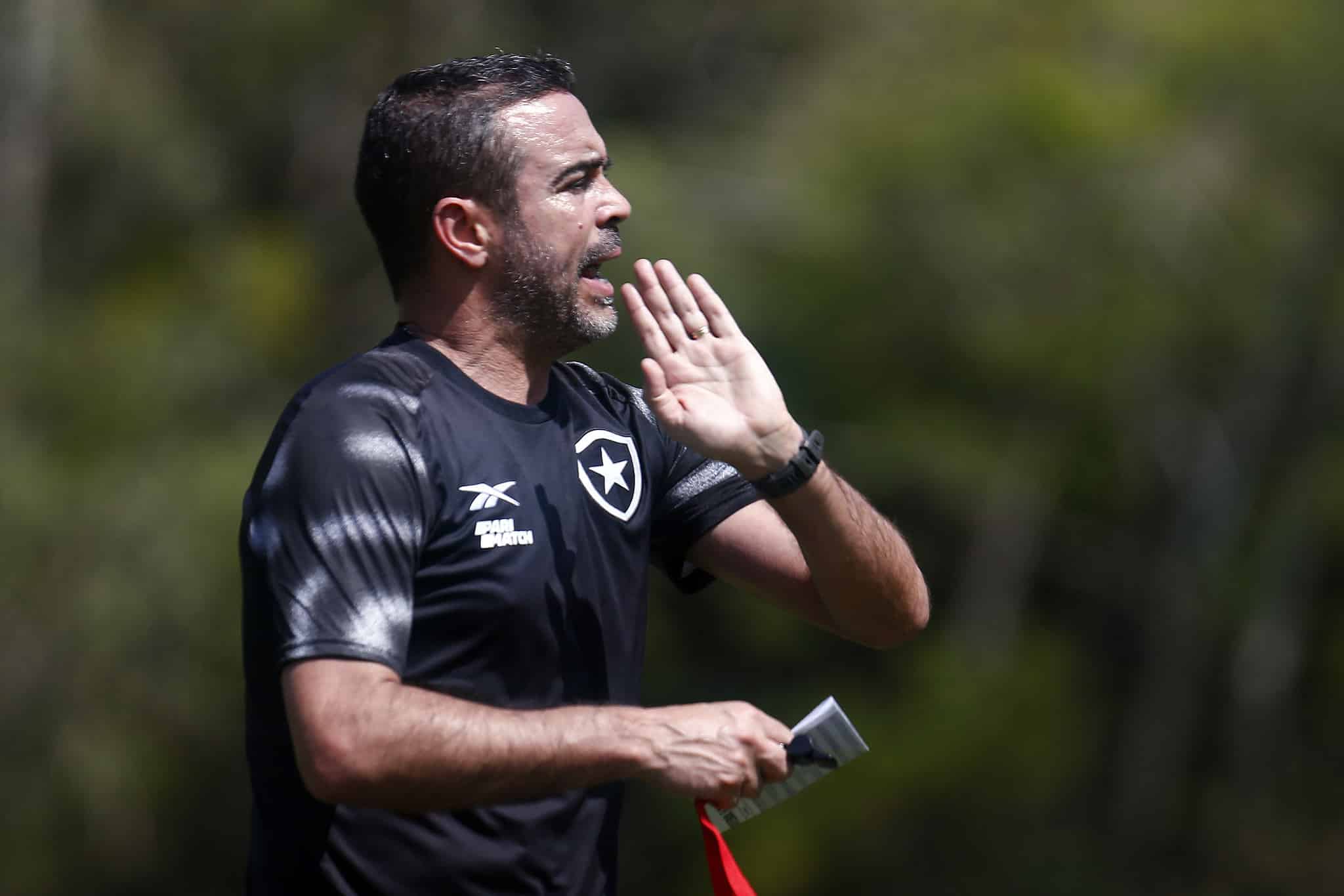 Artur Jorge j&aacute; identifica problemas no Botafogo, mas tem pouco tempo para consert&aacute;-los