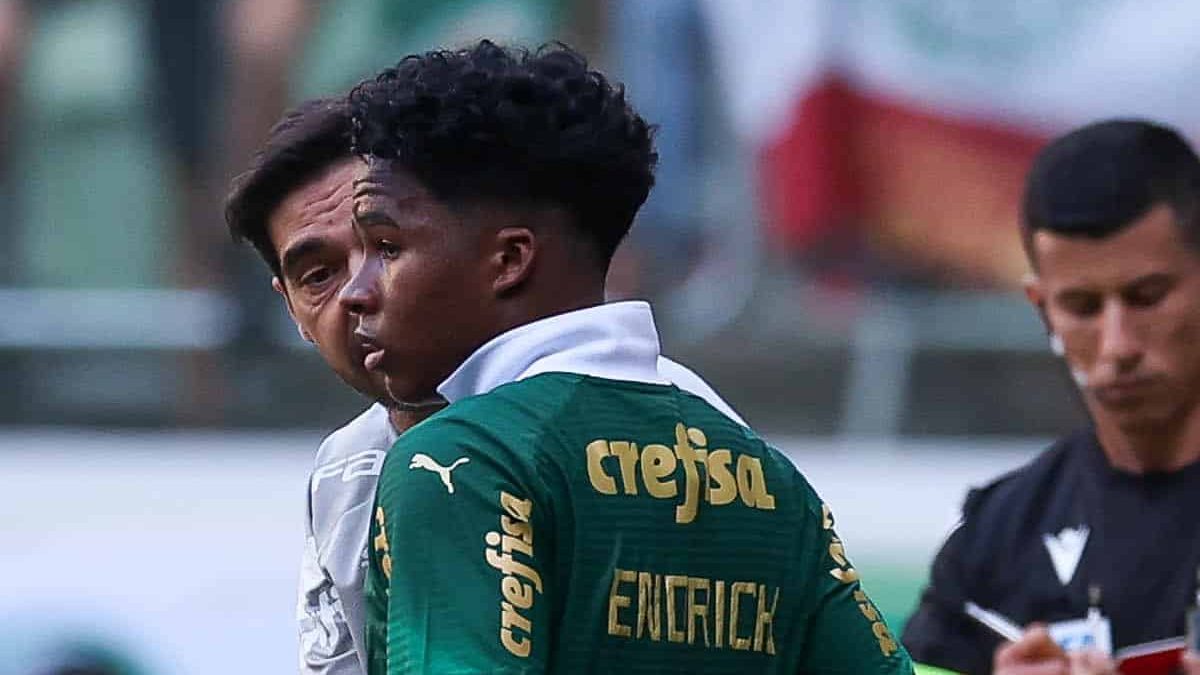 Endrick conversa com Abel durante Palmeiras x Flamengo pelo Campeonato Brasileiro de 2024 