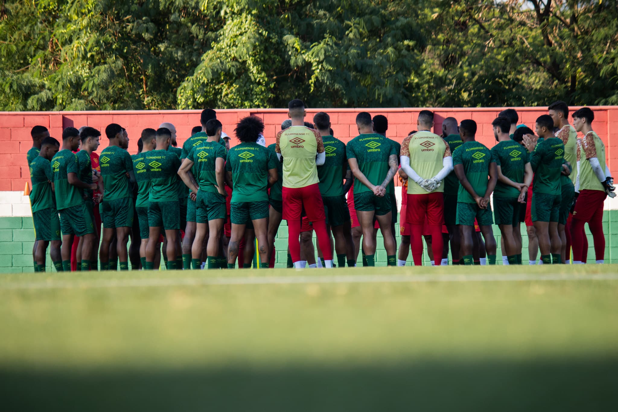 Fernando Diniz conversa com os jogadores antes do treino de segunda-feira (22), j&aacute; sem os afastados - Foto: MARINA GARCIA / FLUMINENSE F.C.
