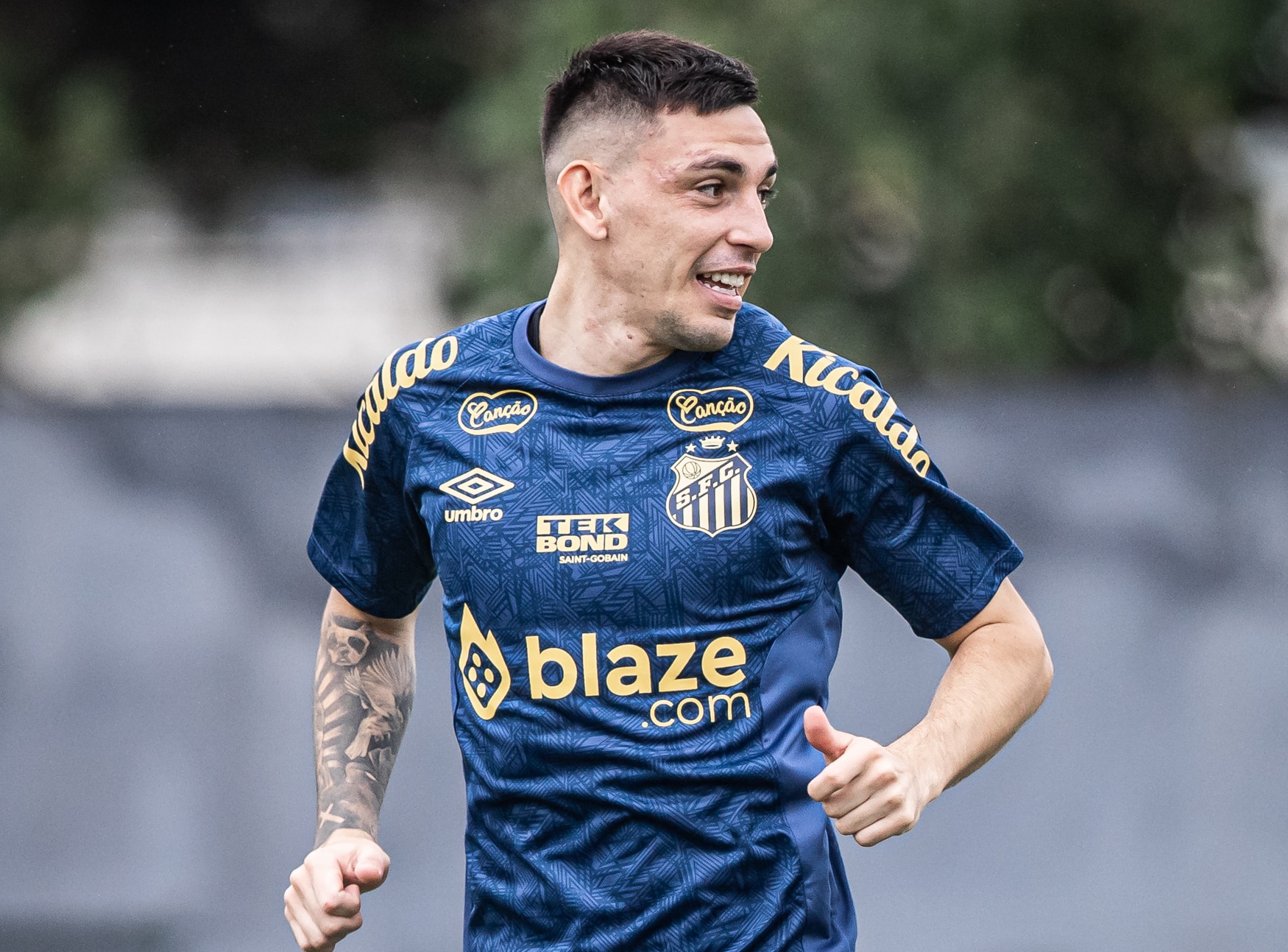 Em meio a problemas nas laterais, Escobar pode ser a novidade do Santos contra o Ava&iacute;