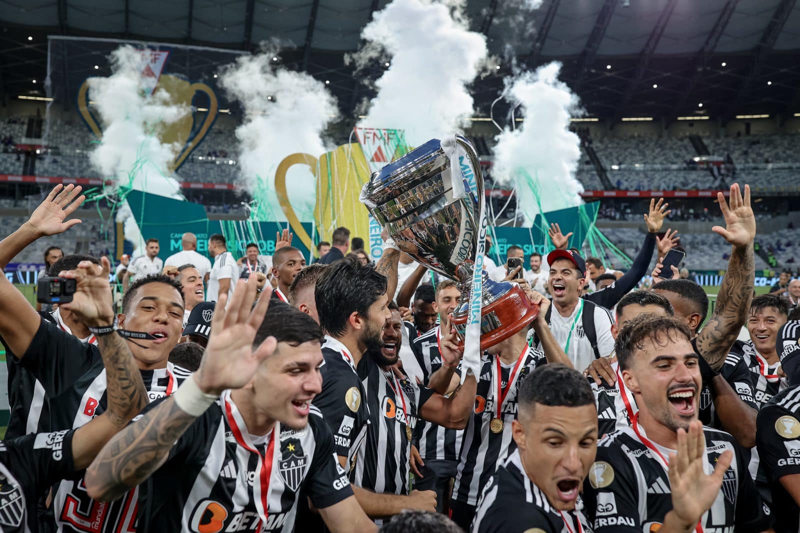 Atl&eacute;tico-MG comemorou seu pentacampeonato com fuma&ccedil;a, papel picado, mas sem torcida