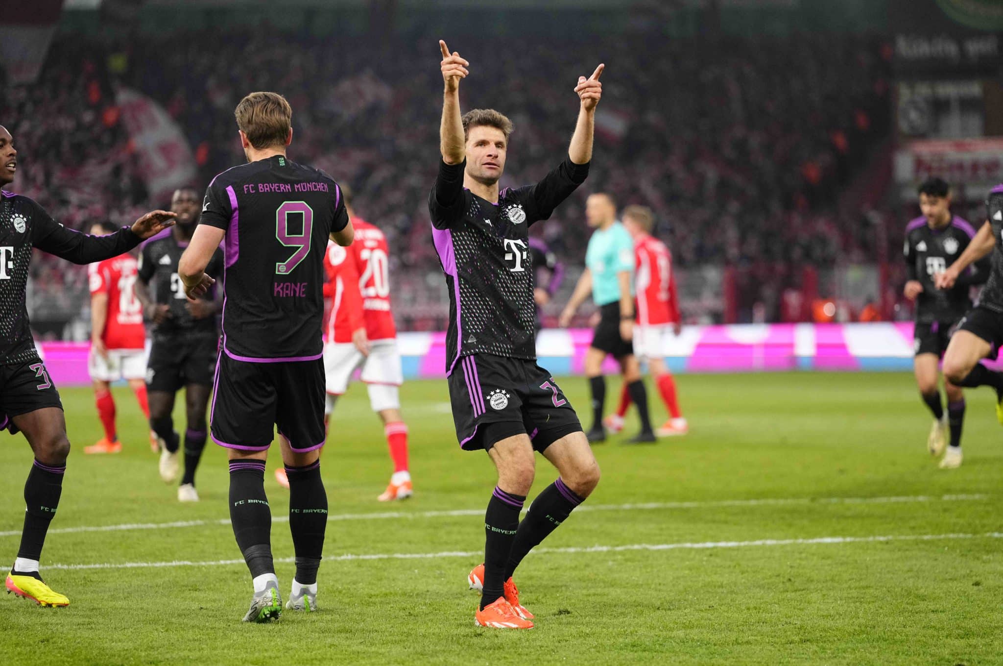 Thomas M&uuml;ller mostra que &eacute; o Rei da Bundesliga em goleada do Bayern