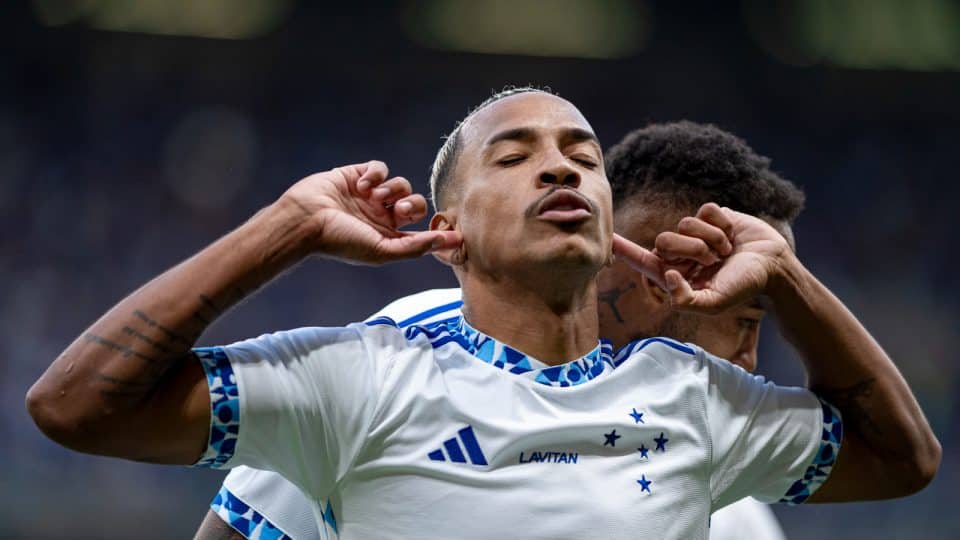 Xô, crise! Cruzeiro domina Vitória e vence por 3 a 1 no Mineirão