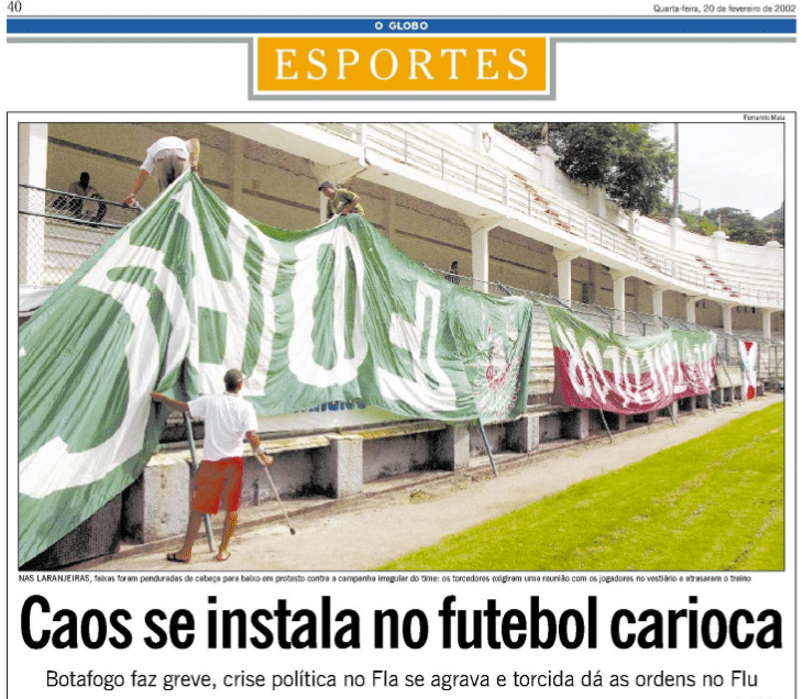 Torcida do Fluminense protestou nas Laranjeiras antes de jogo contra o Sampaio Corr&ecirc;a, pela Copa do Brasil, em 2002 - Foto: Acervo O Globo