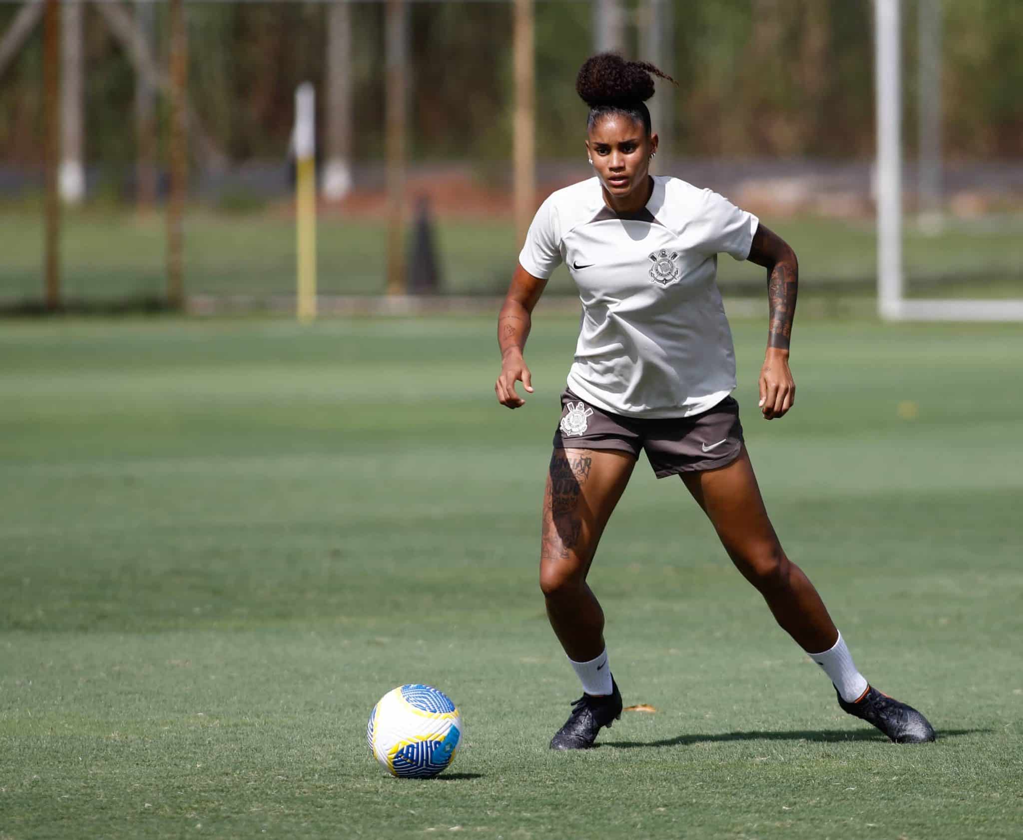 Corinthians vende zagueira na maior transfer&ecirc;ncia do futebol feminino no Brasil