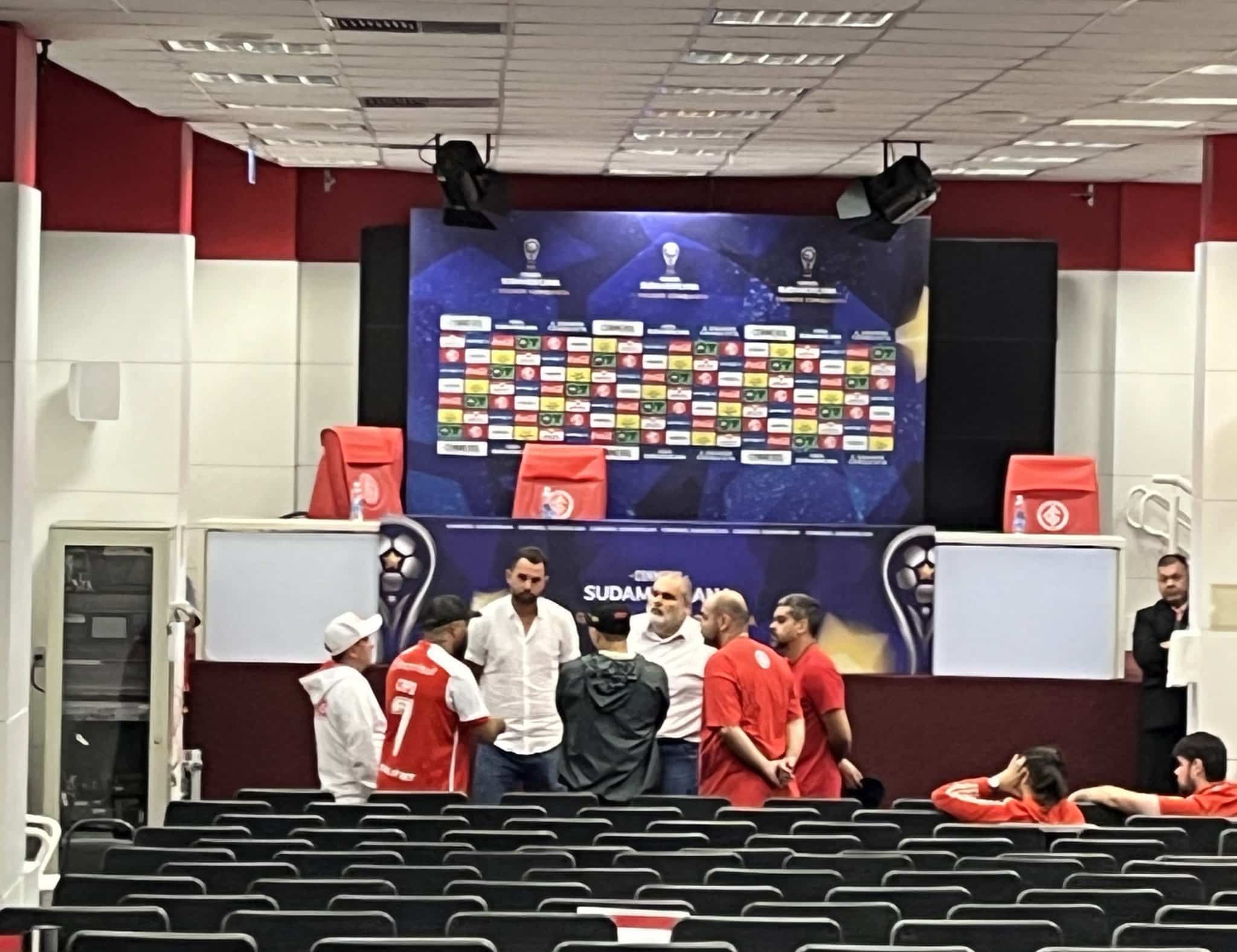 Reuni&atilde;o de torcidas organizadas com dirigentes marca p&oacute;s-jogo do Internacional