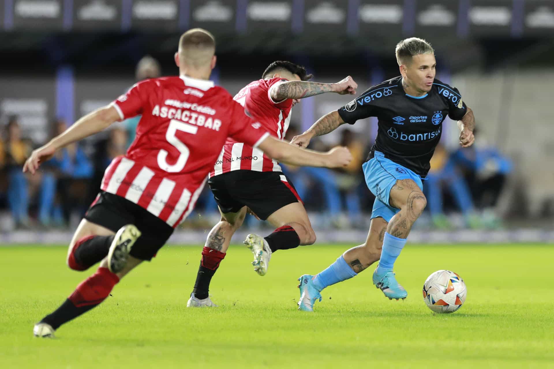 Gr&ecirc;mio prova que &eacute; Imortal, vence o Estudiantes com dez e renasce na Libertadores