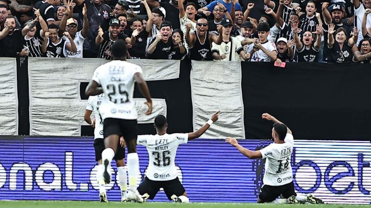 Wesley d&aacute; show, e Corinthians vence a primeira no Brasileir&atilde;o contra o Fluminense
