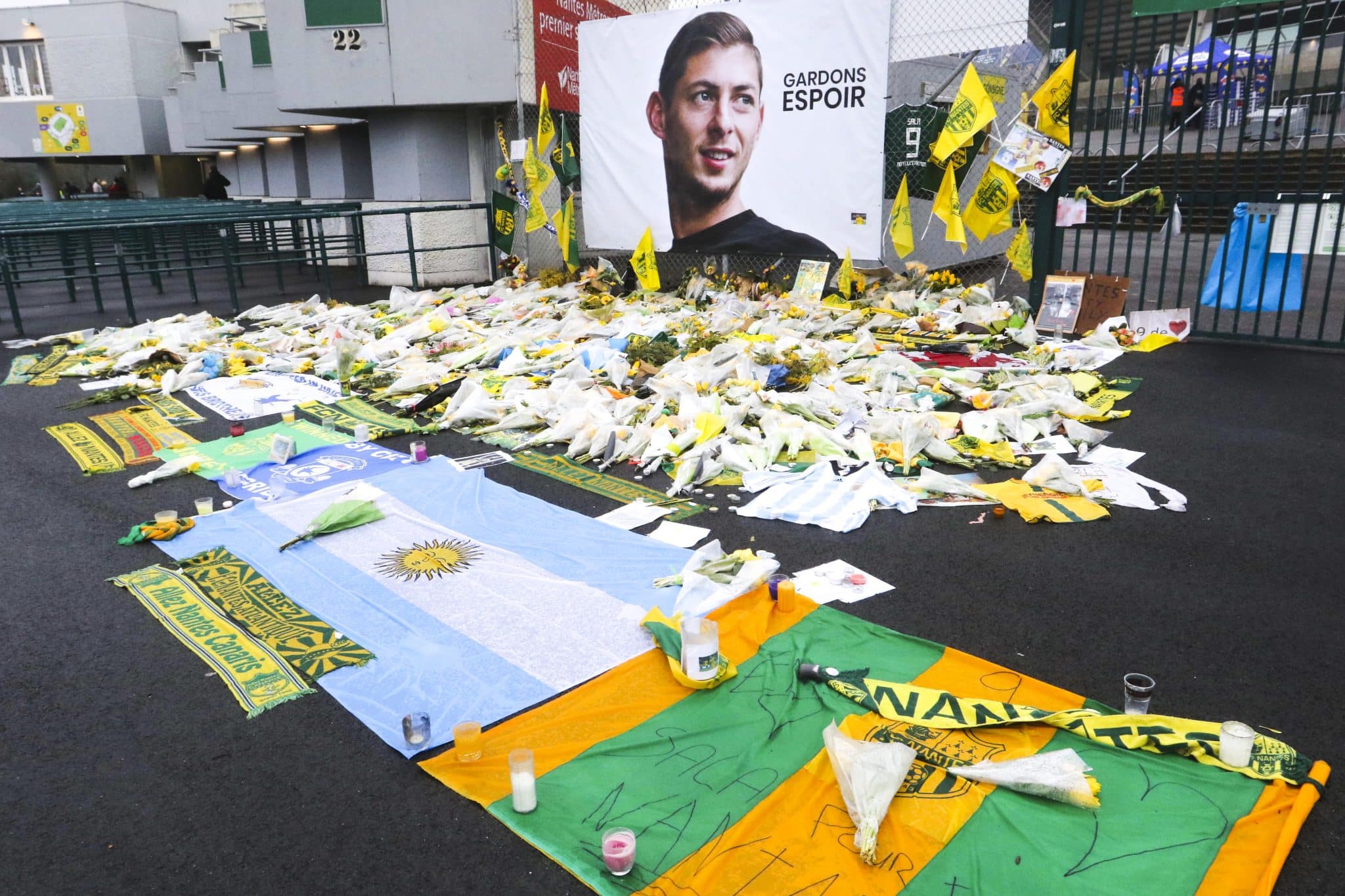 Cardiff e Nantes entram em nova batalha judicial milion&aacute;ria ap&oacute;s morte de Emiliano Sala