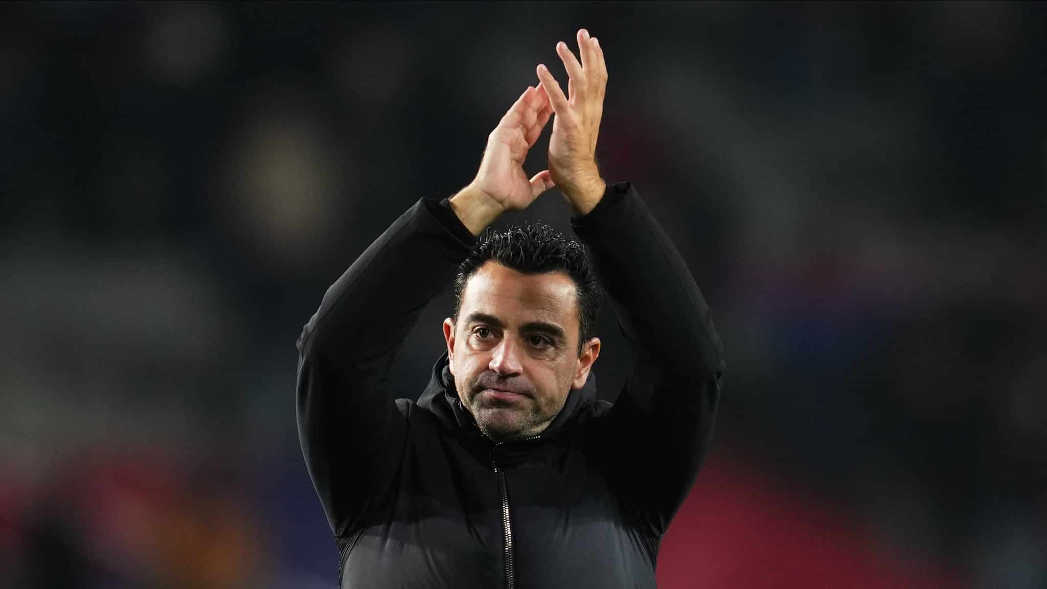 Por que Xavi repensou sa&iacute;da e decidiu permanecer no Barcelona?