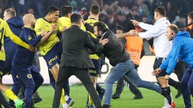 Batalha campal em Trabzonspor x Fenerbah&ccedil;e rende super puni&ccedil;&atilde;o na Turquia