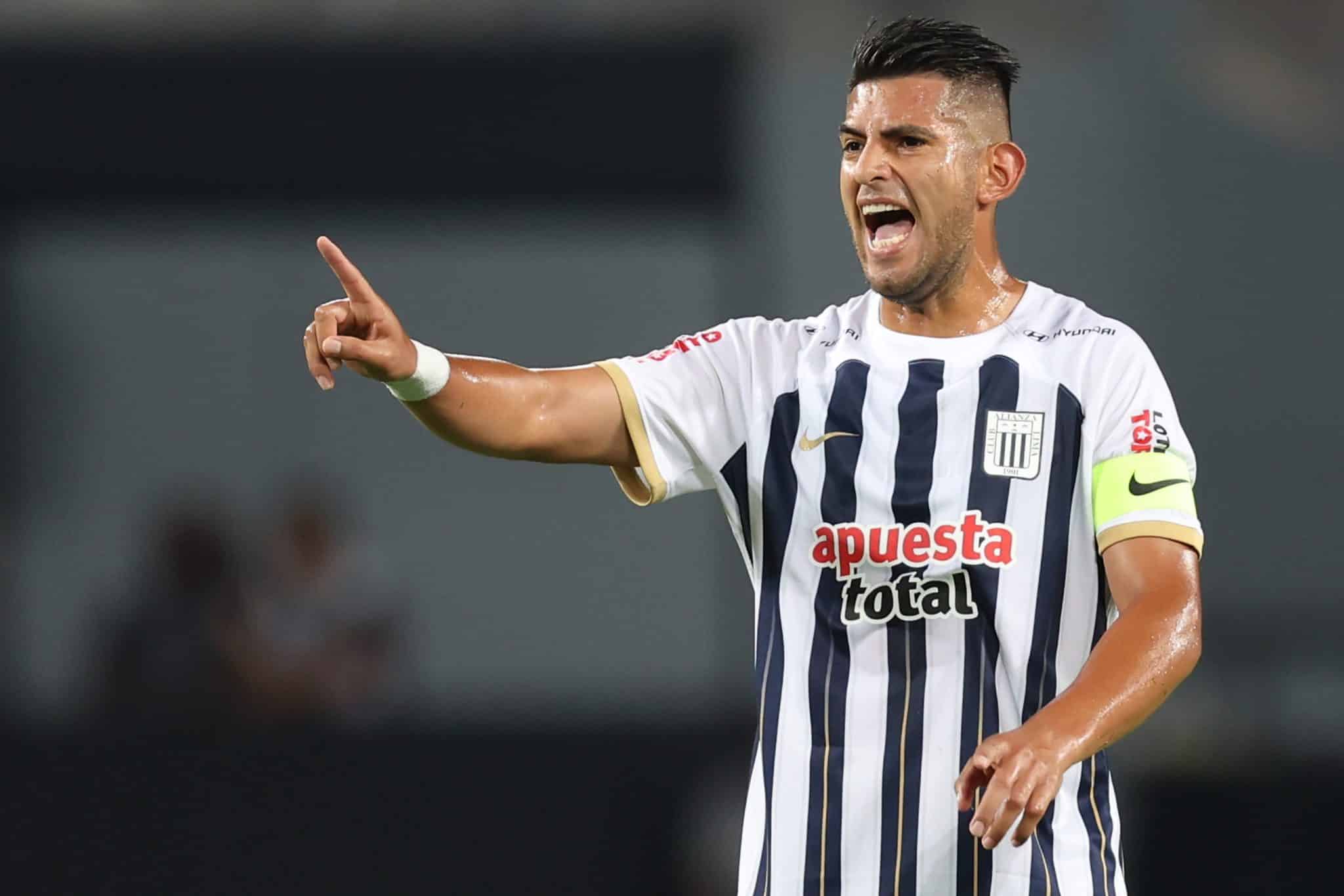 Carlos Zambrano &eacute; a refer&ecirc;ncia da defesa do Alianza Lima - Foto: Icon sport