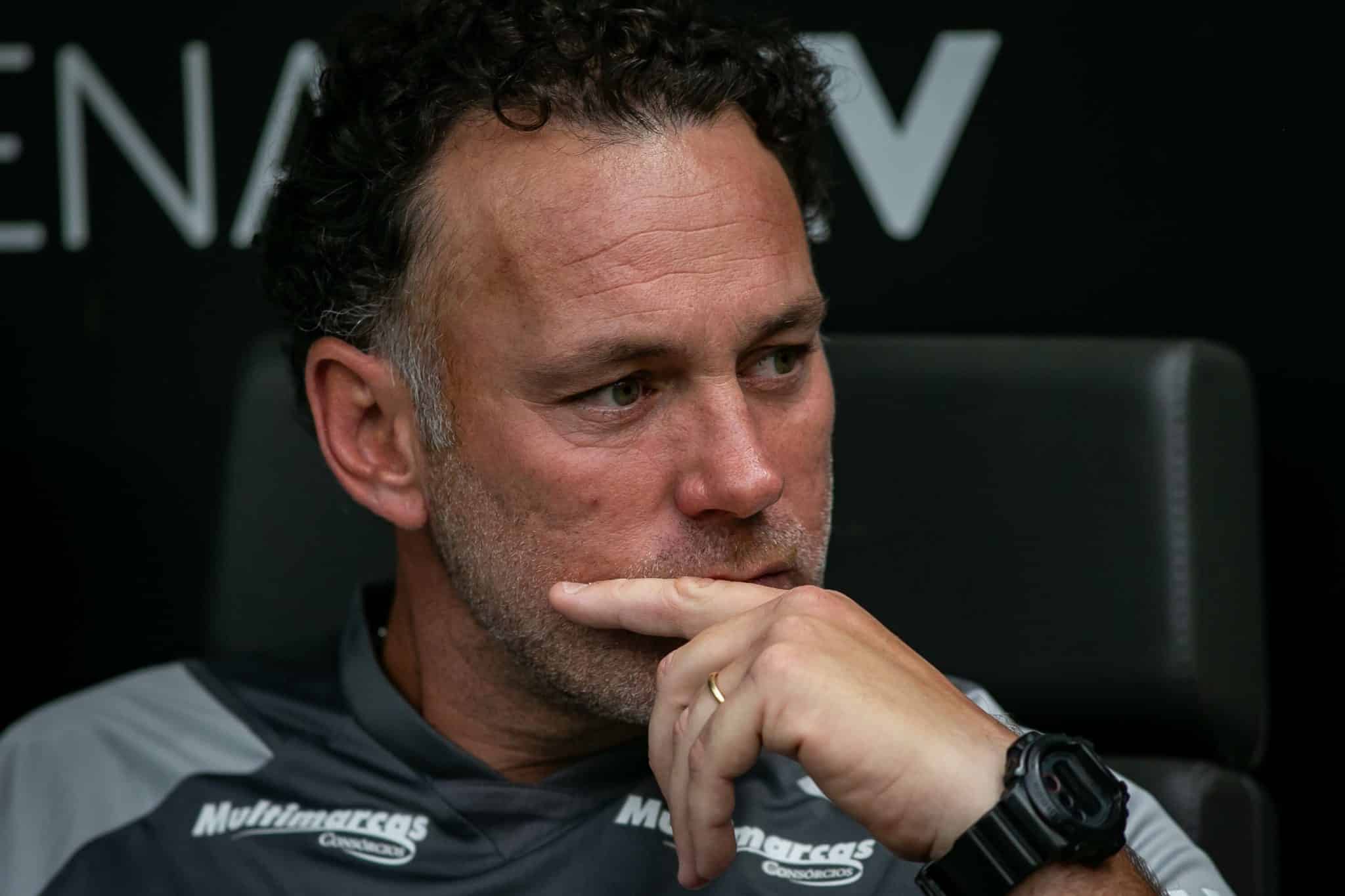 Poucos treinos, 12h de viagem e time desgastado: os desafios de Milito no Atl&eacute;tico-MG