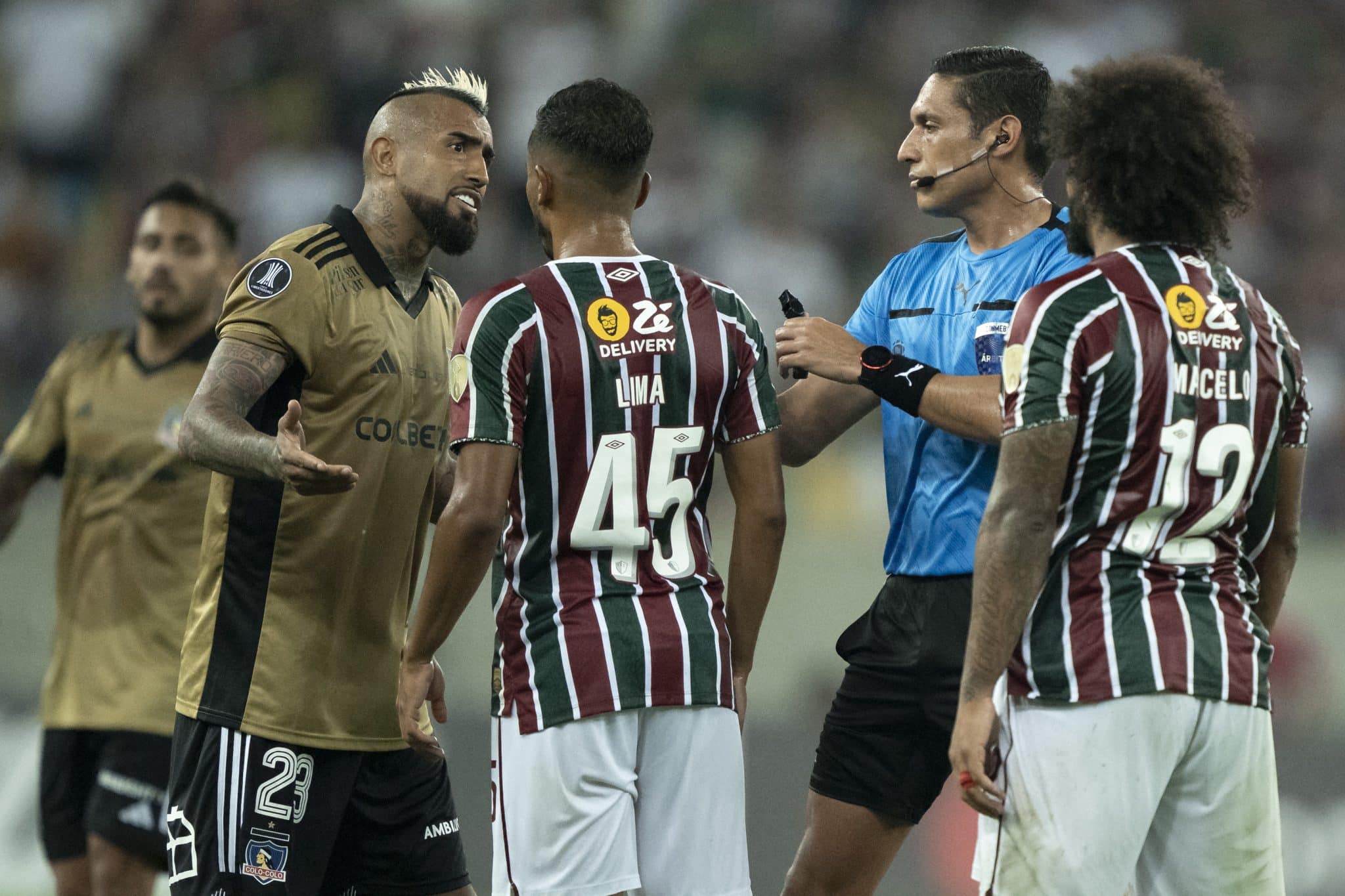 Marcelo e Vidal trocaram provoca&ccedil;&otilde;es durante todo o jogo entre Fluminense e Colo-Colo pela Libertadores - Foto: Icon sport