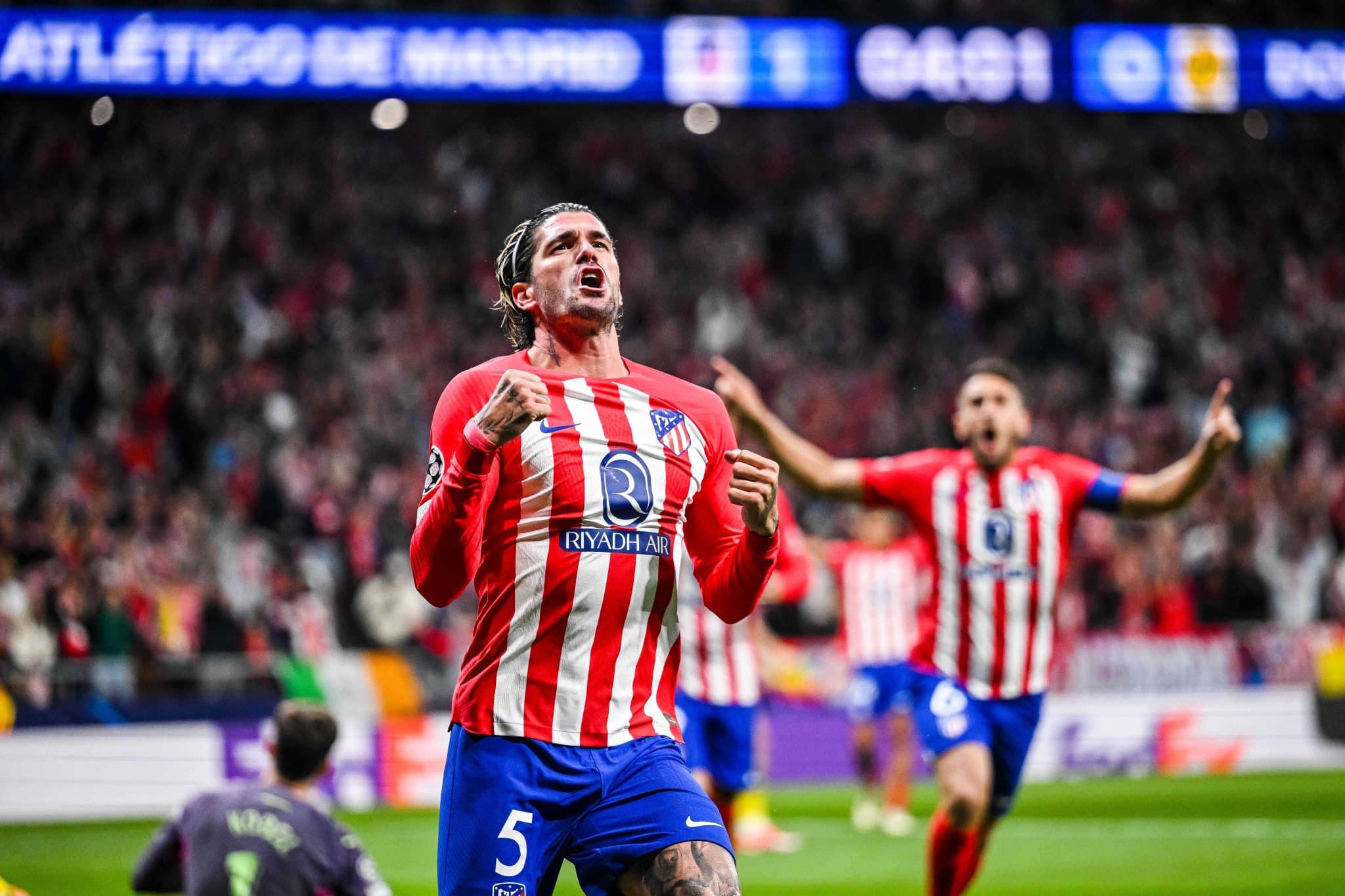 Atl&eacute;tico de Madrid vence, mas revive Borussia Dortmund na Champions League