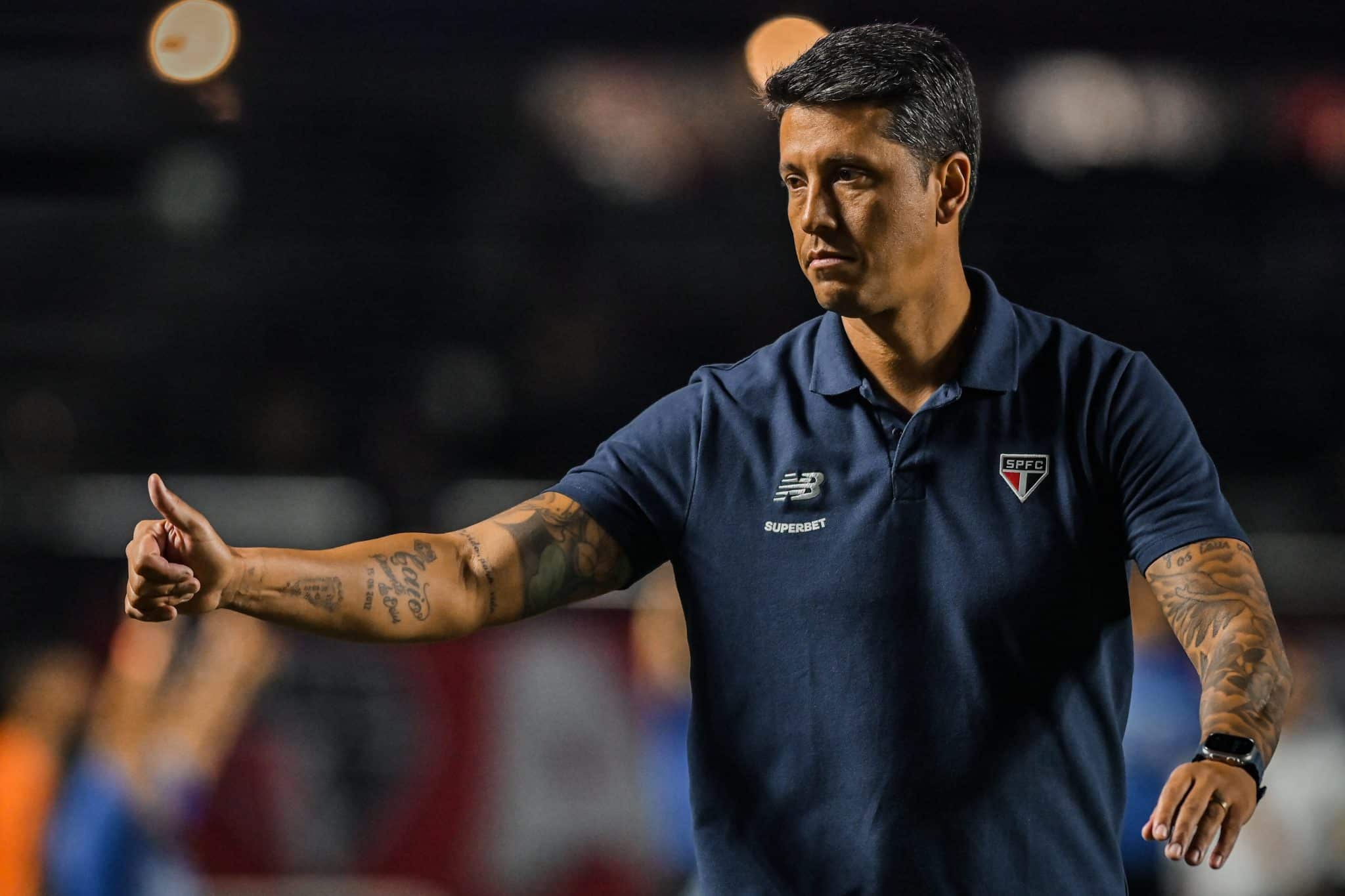 Carpini ouve gritos de &lsquo;burro&rsquo; e d&aacute; sinais de que press&atilde;o no S&atilde;o Paulo &eacute; maior do que nunca