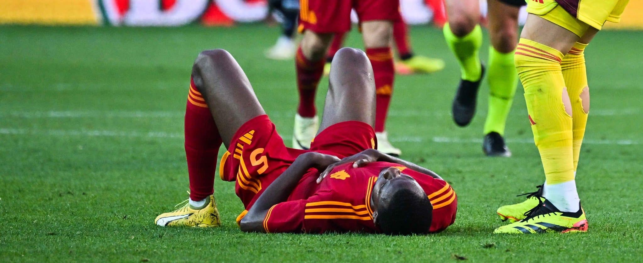 Zagueiro da Roma que teve mal s&uacute;bito em campo recebe alta