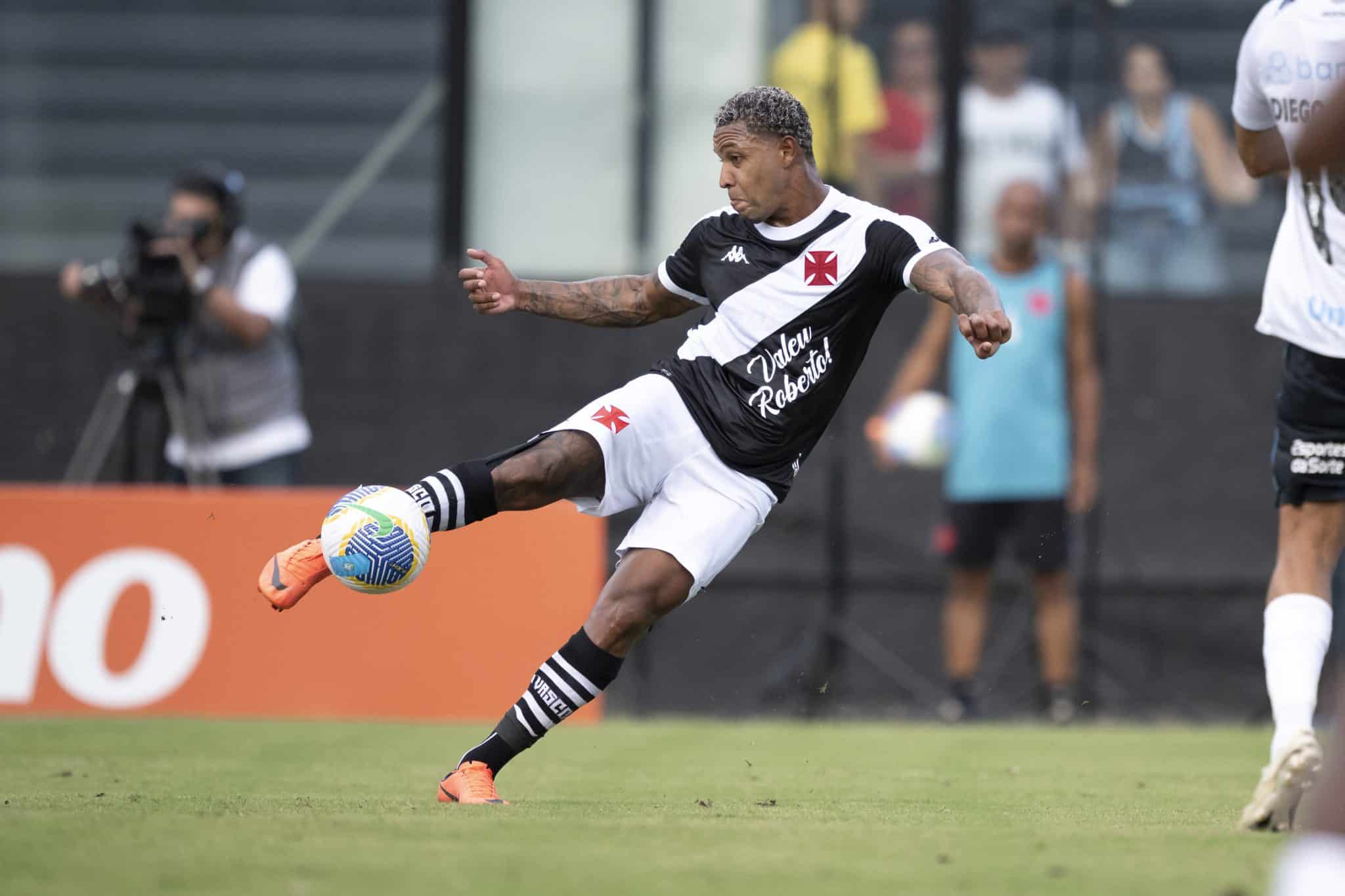 Vasco aproveita tradicionais falhas do Gr&ecirc;mio para estrear com vit&oacute;ria no Brasileiro