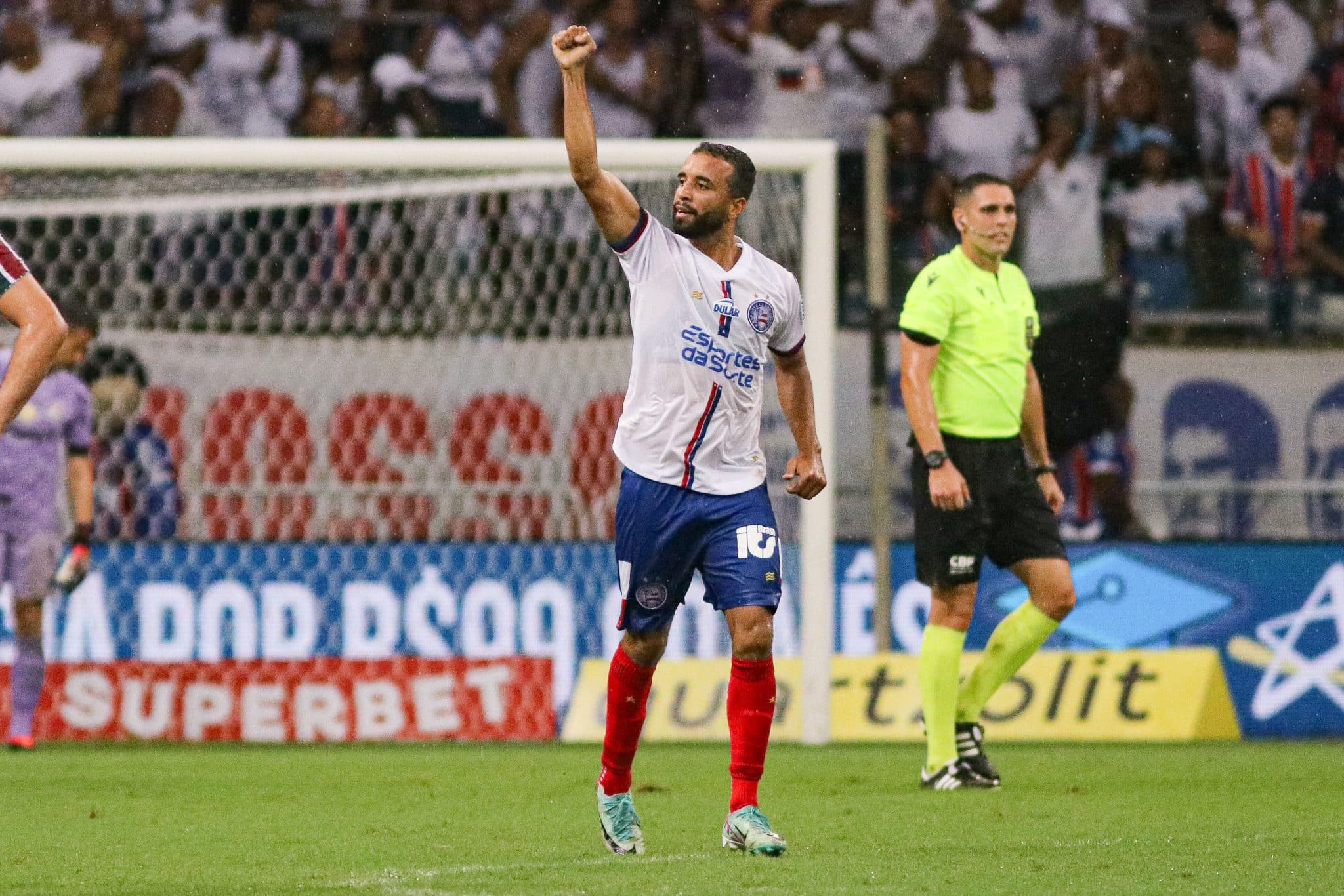 Caio Alexandre fez um gola&ccedil;o para virar o jogo para o Bahia na Fonte Nova - Foto: Icon sport