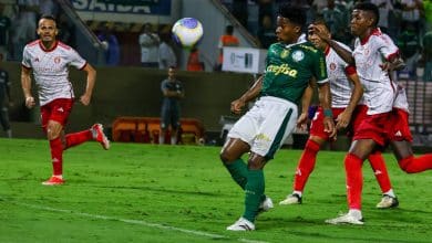 M&uacute;sica da virada sem futebol n&atilde;o adianta, e Palmeiras perde para o Inter em Barueri