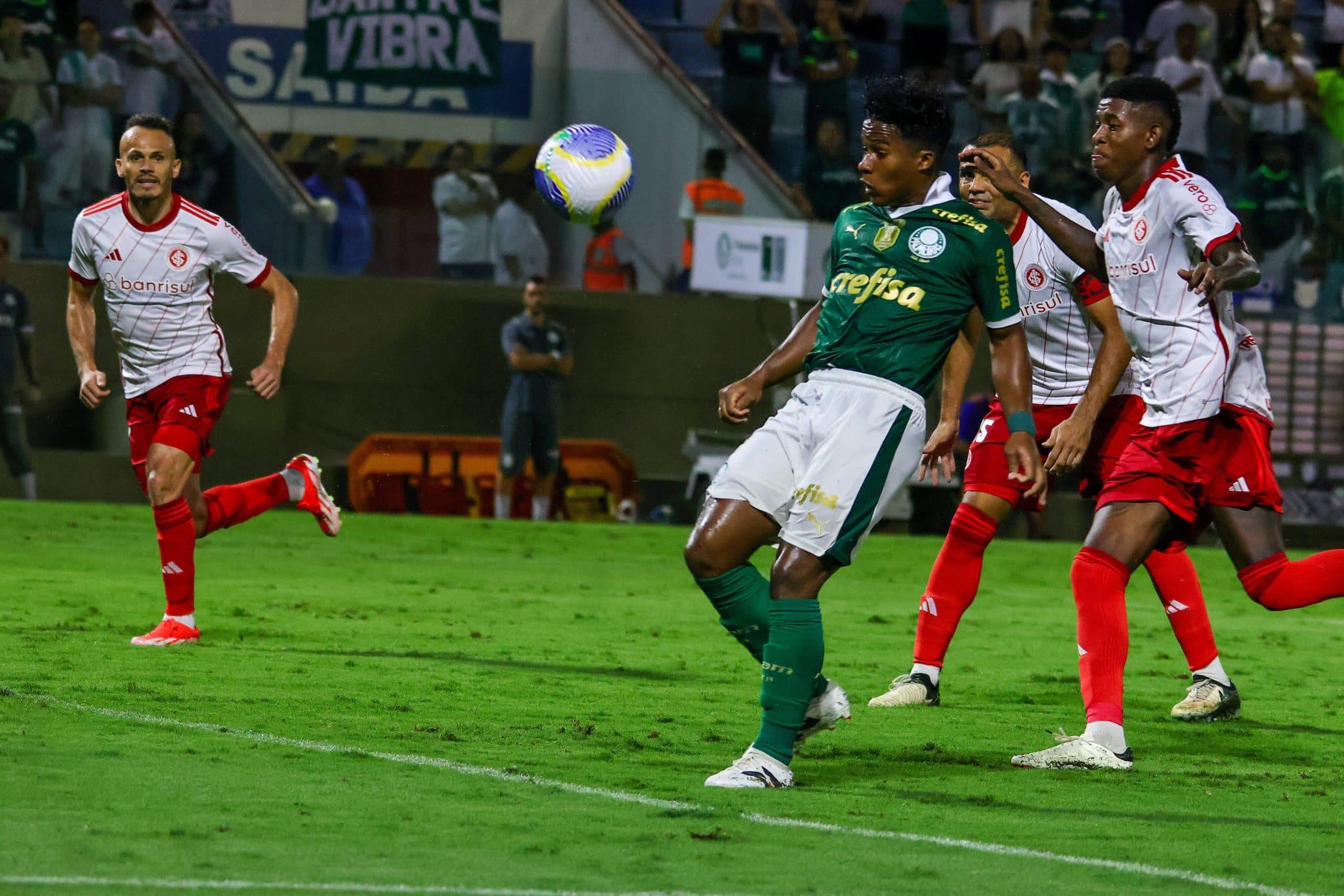 M&uacute;sica da virada sem futebol n&atilde;o adianta, e Palmeiras perde para o Inter em Barueri
