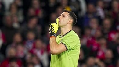 Uefa suspende Dibu Mart&iacute;nez na Conference League ap&oacute;s 2 amarelos sem expuls&atilde;o