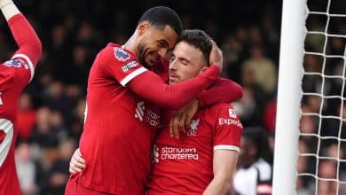 Liverpool sofre at&eacute; demais, mas vence Fulham e segue na briga pela Premier League