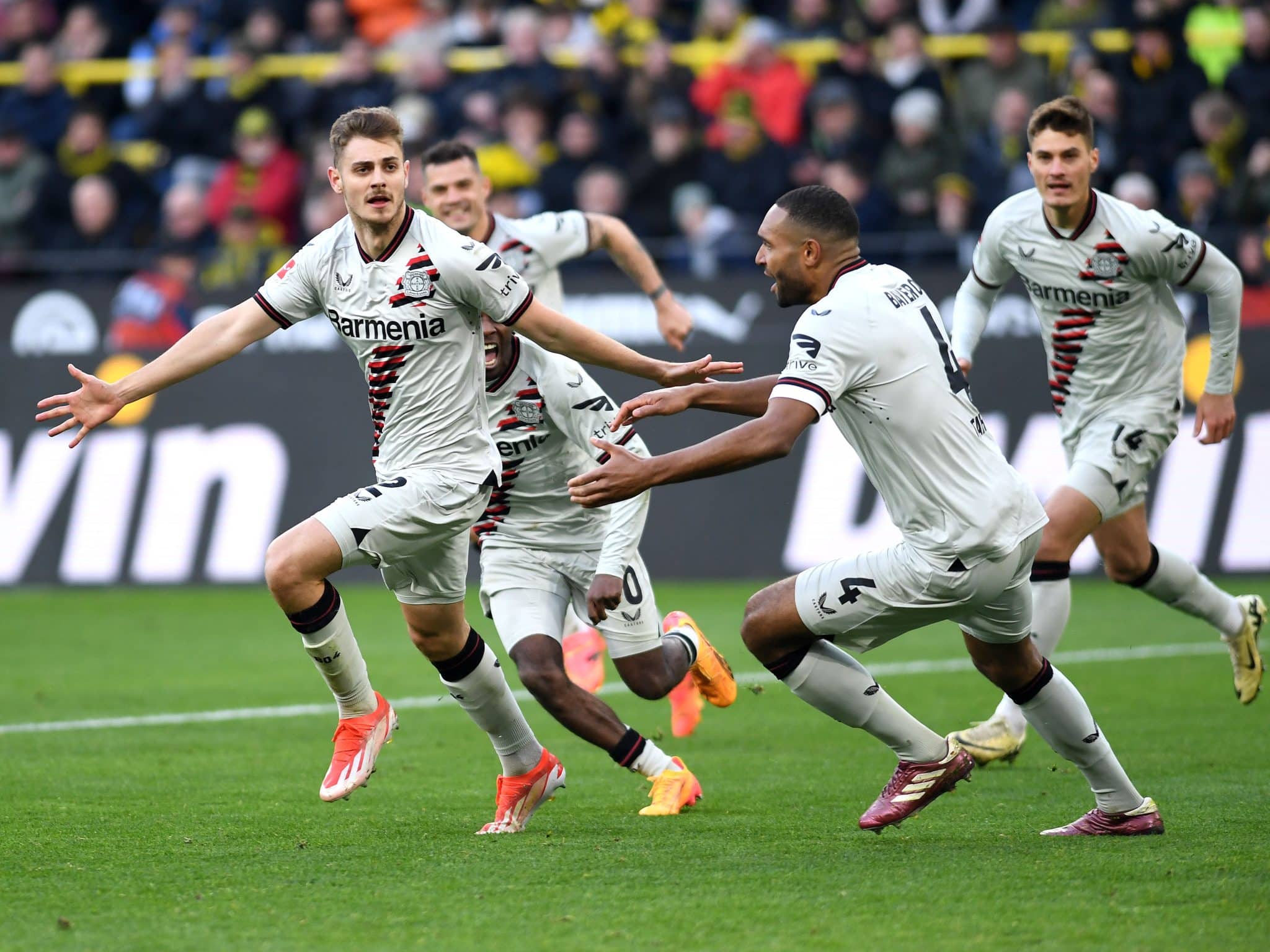 Leverkusen faz novo milagre e mant&eacute;m invencibilidade intacta no apagar das luzes