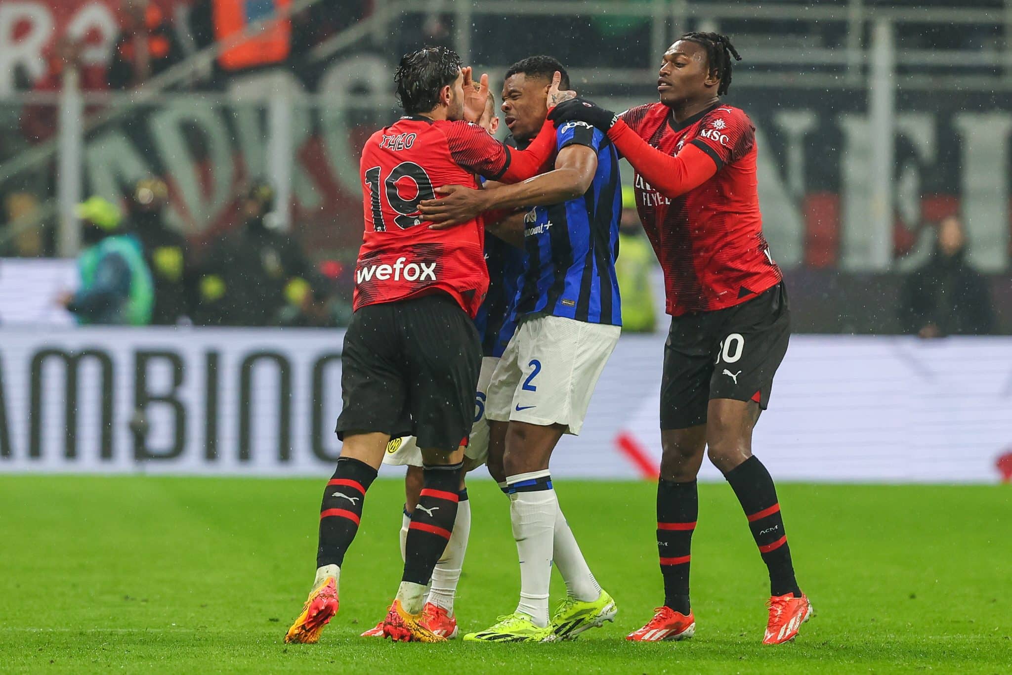 Como cartaz esquentou ainda mais rivalidade entre Inter e Milan e pode render at&eacute; multa