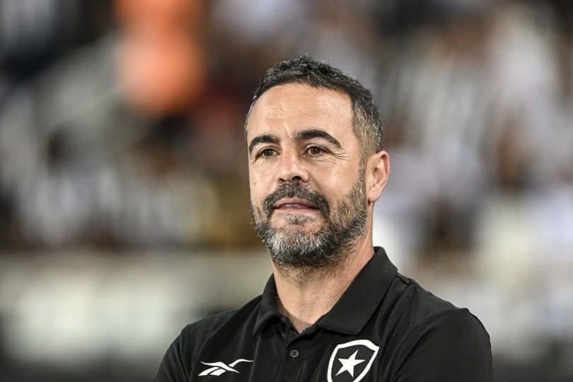 Com pés no chão, Artur Jorge vê vitória do Botafogo em clássico como evolução do time