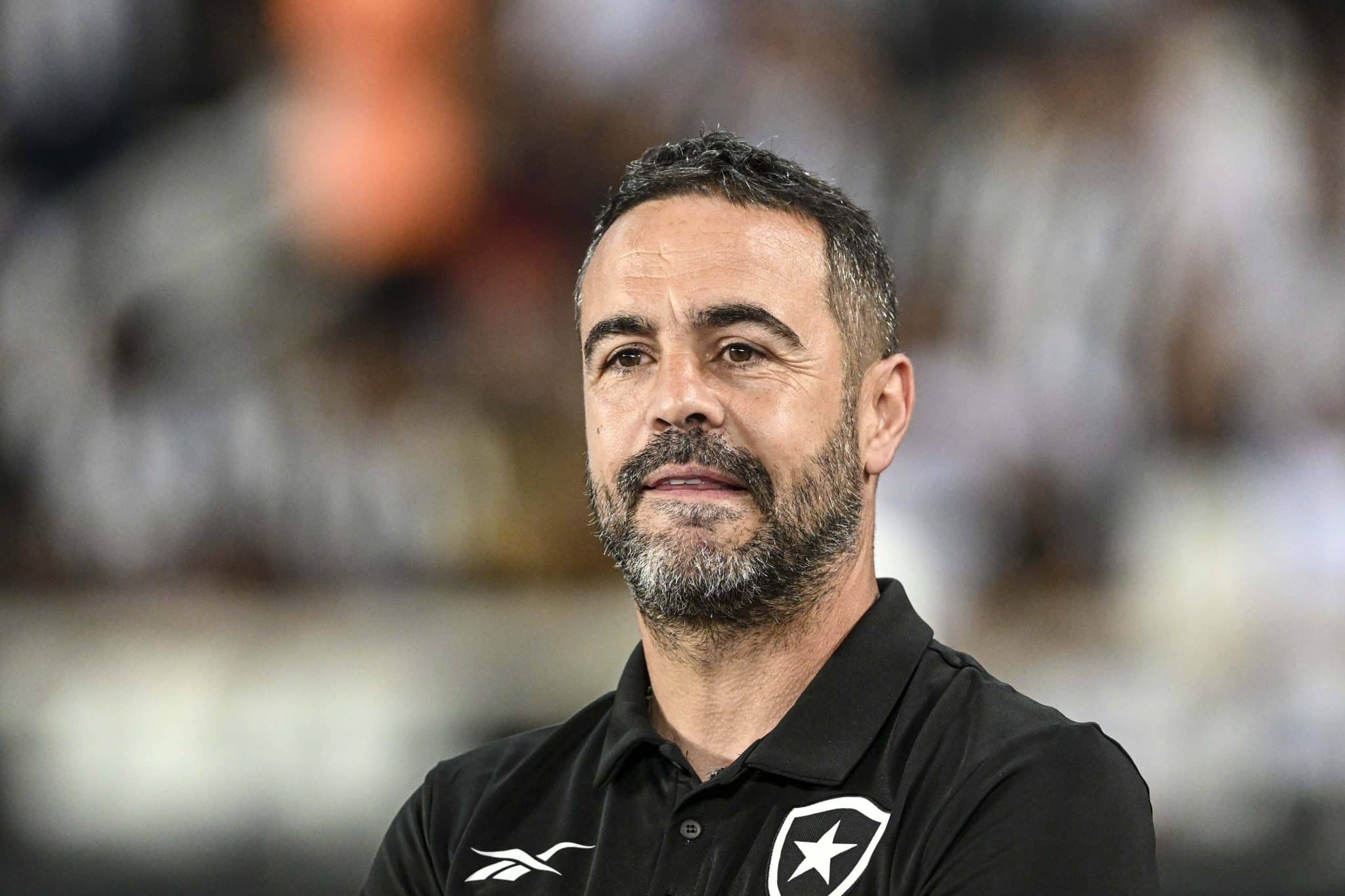 Com p&eacute;s no ch&atilde;o, Artur Jorge v&ecirc; vit&oacute;ria do Botafogo em cl&aacute;ssico como evolu&ccedil;&atilde;o do time