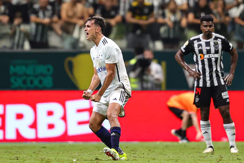 Juan Dinenno foi uma ilha no primeiro tempo do Cruzeiro, sendo o &uacute;nico jogador que se salvou, no segundo tempo se manteve bem e foi premiado com o gol decisivo