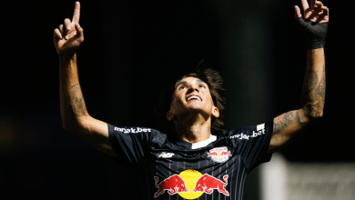 Bragantino conta com falha e azar do Vasco para vencer a primeira no Brasileiro