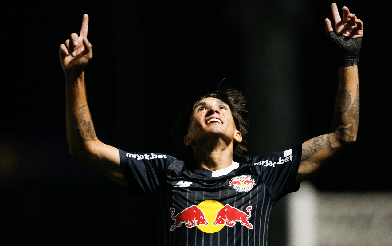 Bragantino conta com falha e azar do Vasco para vencer a primeira no Brasileiro