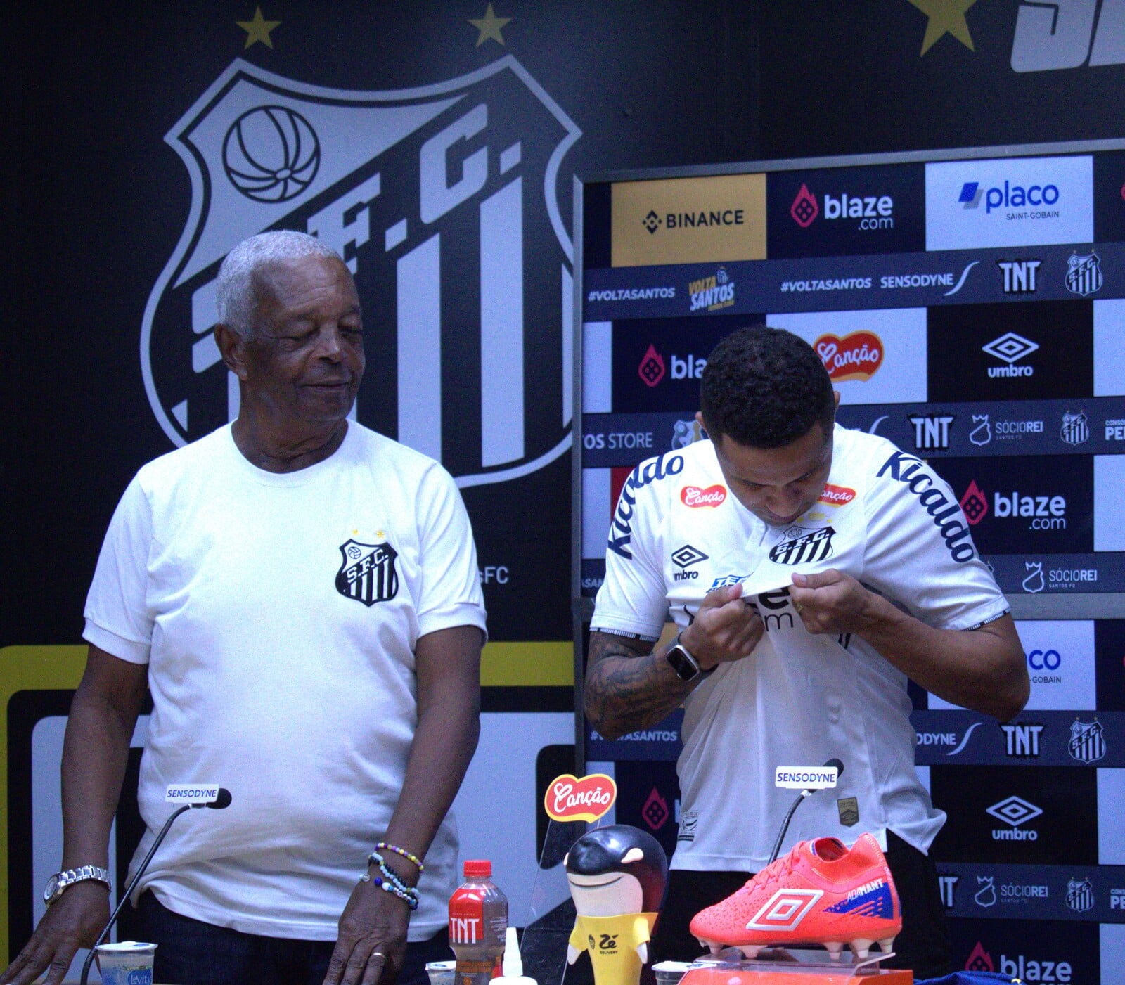 SErginho beijando o s&iacute;mbolo