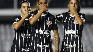 Em reestreia de Kleiton Lima pelo Santos, jogadoras protestam contra ass&eacute;dio