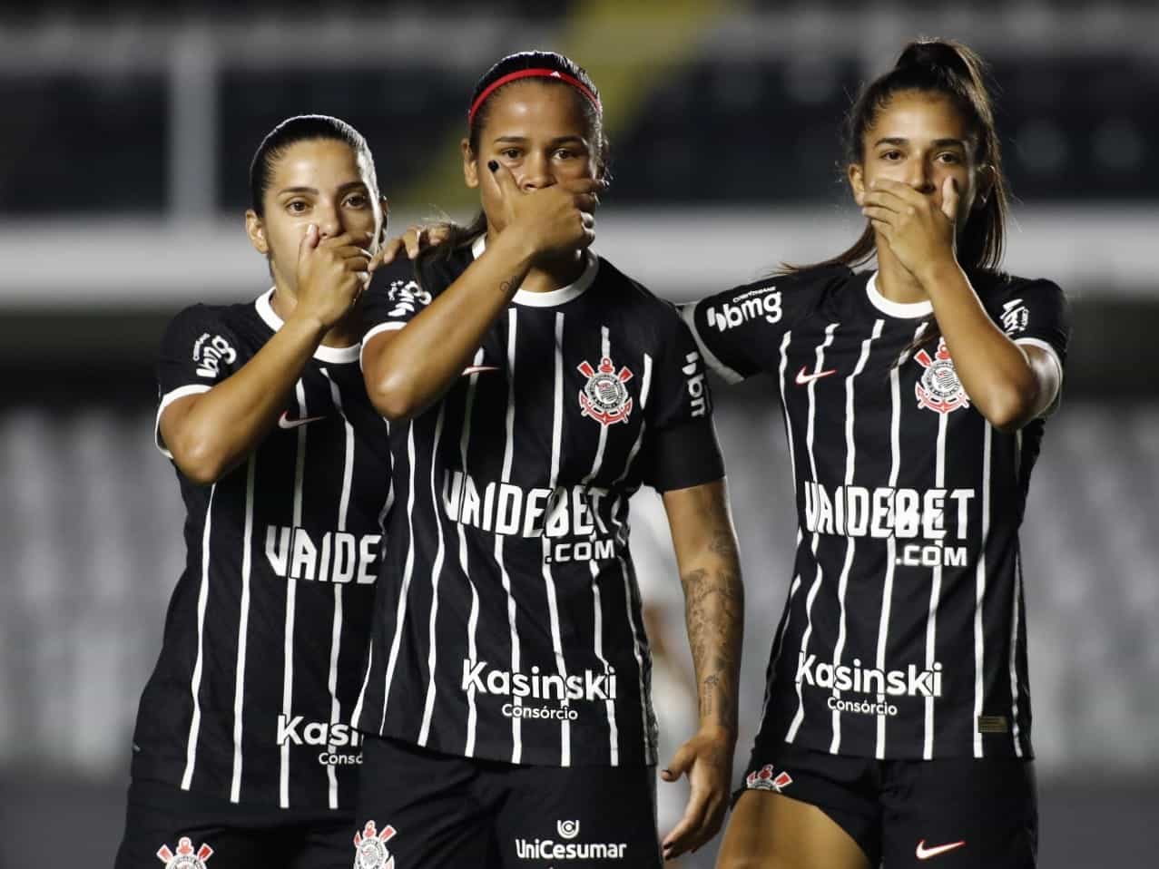 Em reestreia de Kleiton Lima pelo Santos, jogadoras protestam contra ass&eacute;dio