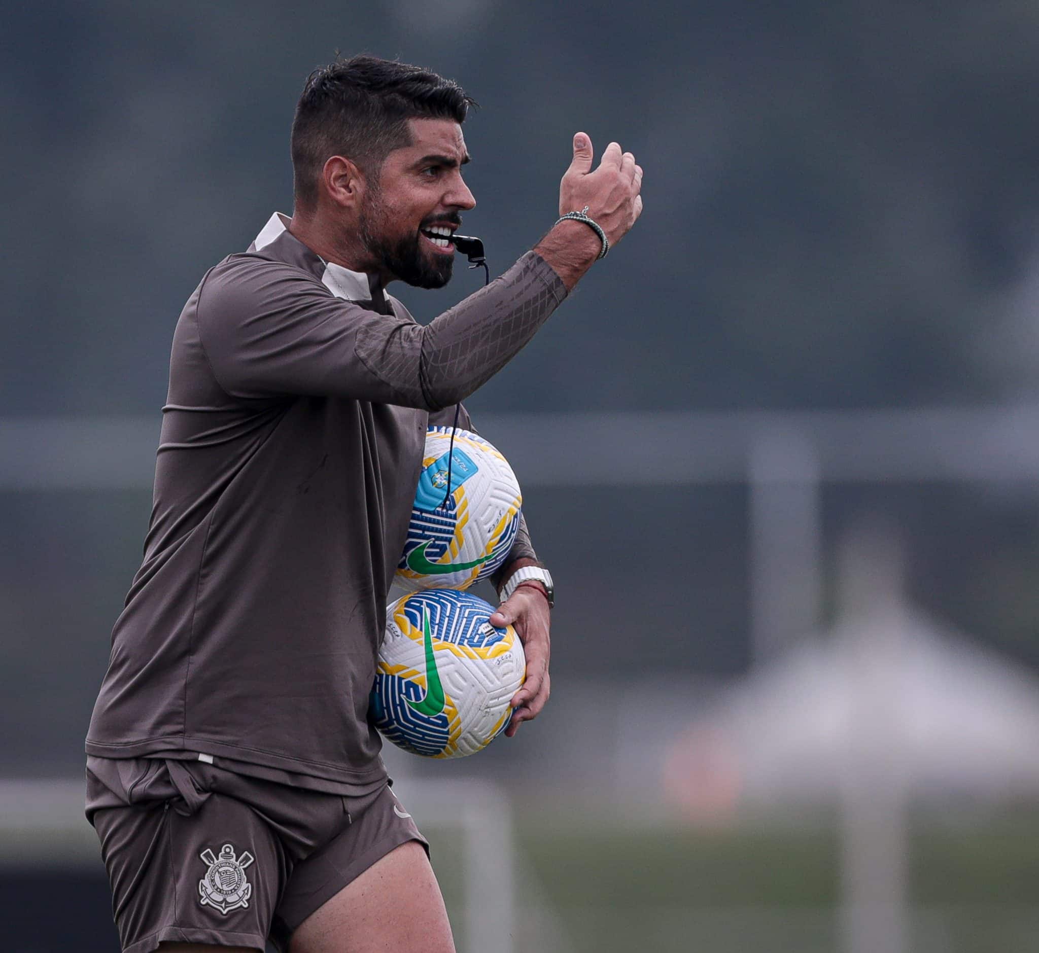 Corinthians respalda Ant&oacute;nio Oliveira em meio &agrave; crise de bastidores