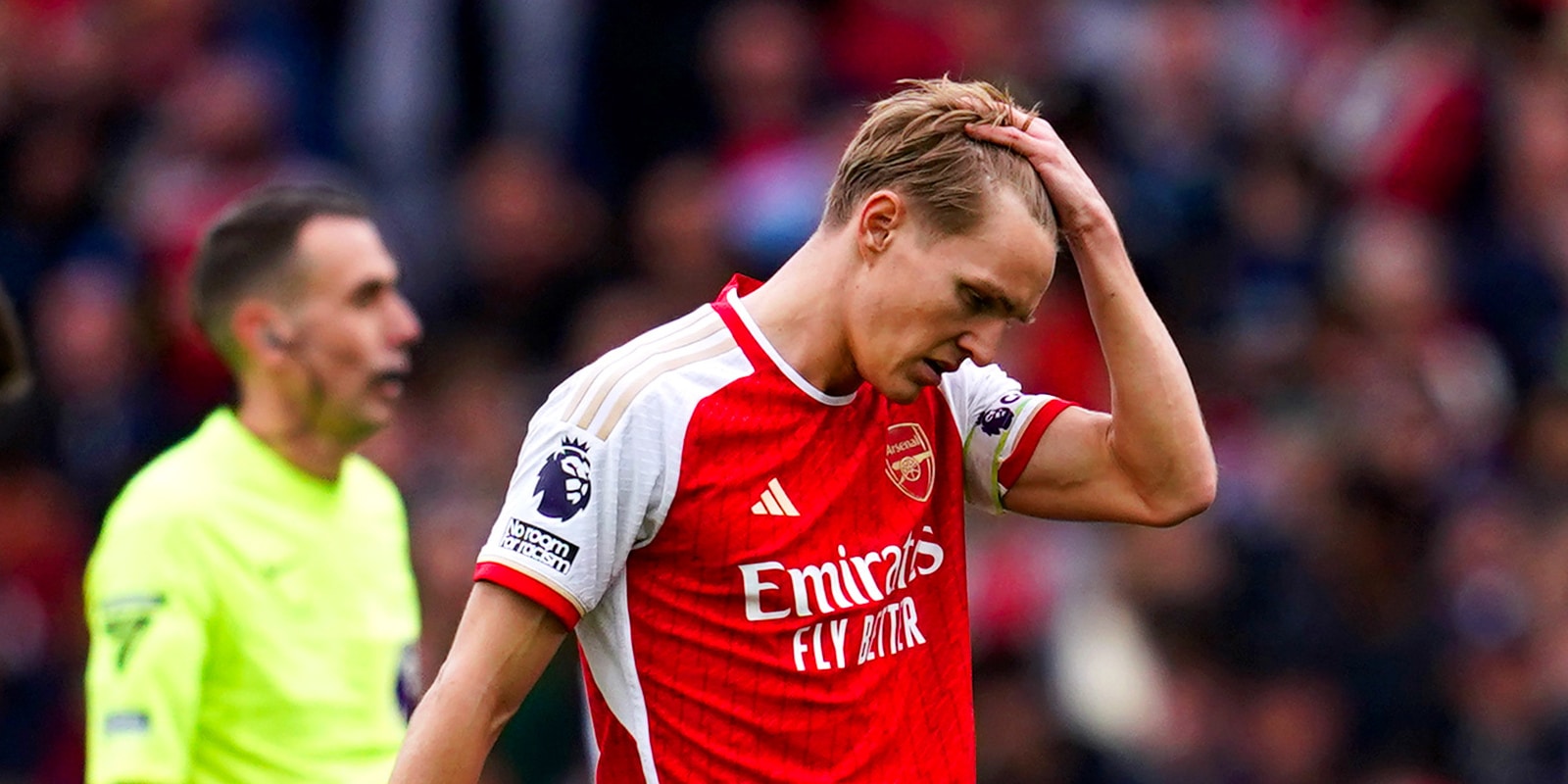 Deixou chegar! Villa acaba com Arsenal no Emirates, e City s&oacute; depende de si para t&iacute;tulo