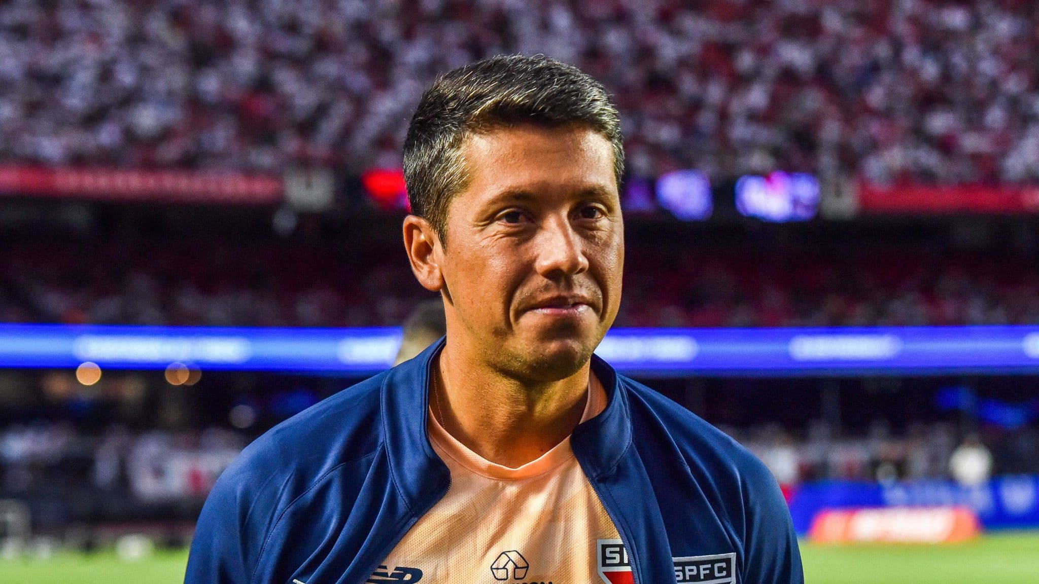 Respaldo do grupo pesa para perman&ecirc;ncia, e Carpini rebate cr&iacute;ticas em coletiva