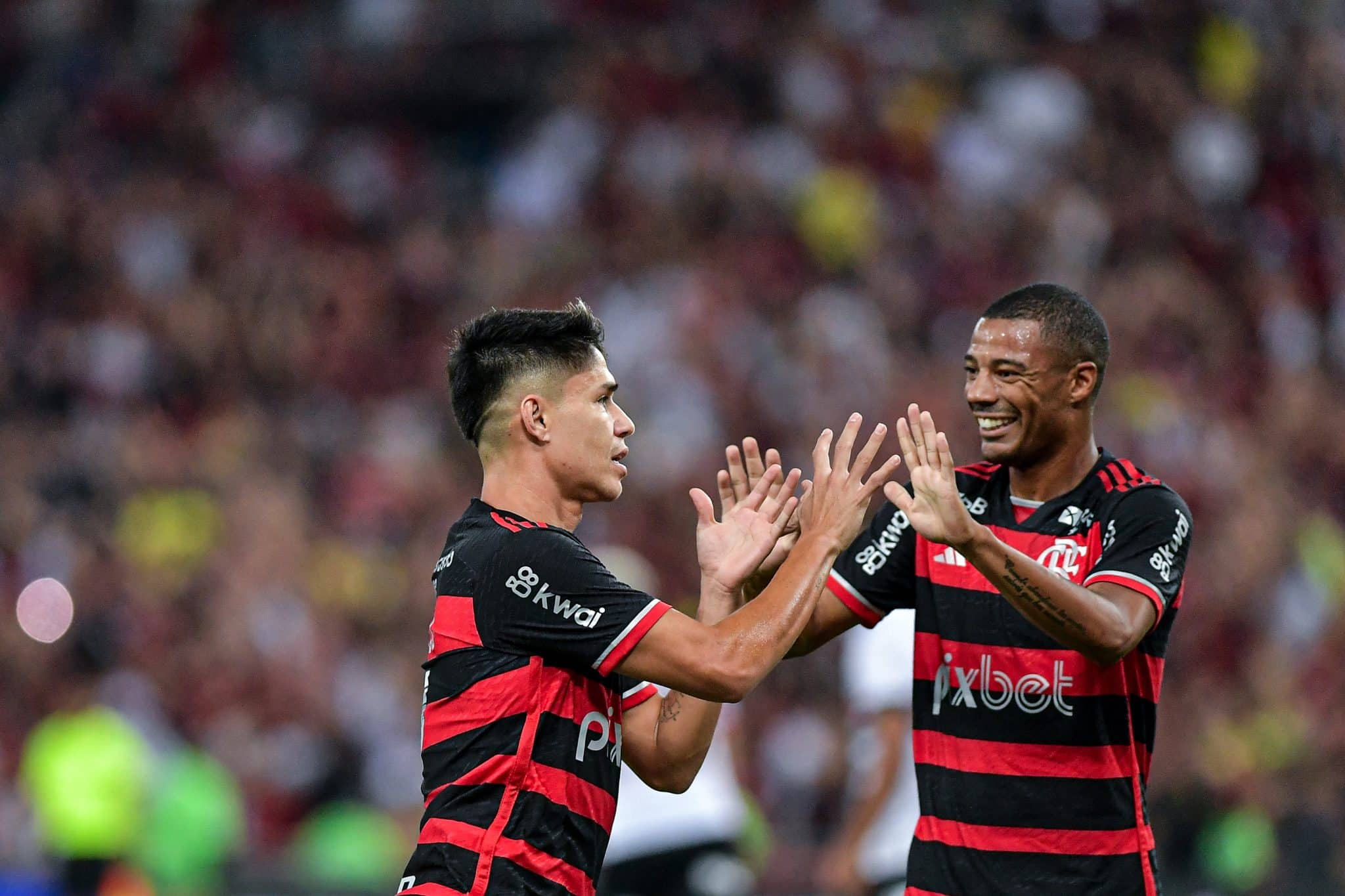 Flamengo volta a passar aperto, mas vence o S&atilde;o Paulo e lidera o Brasileir&atilde;o