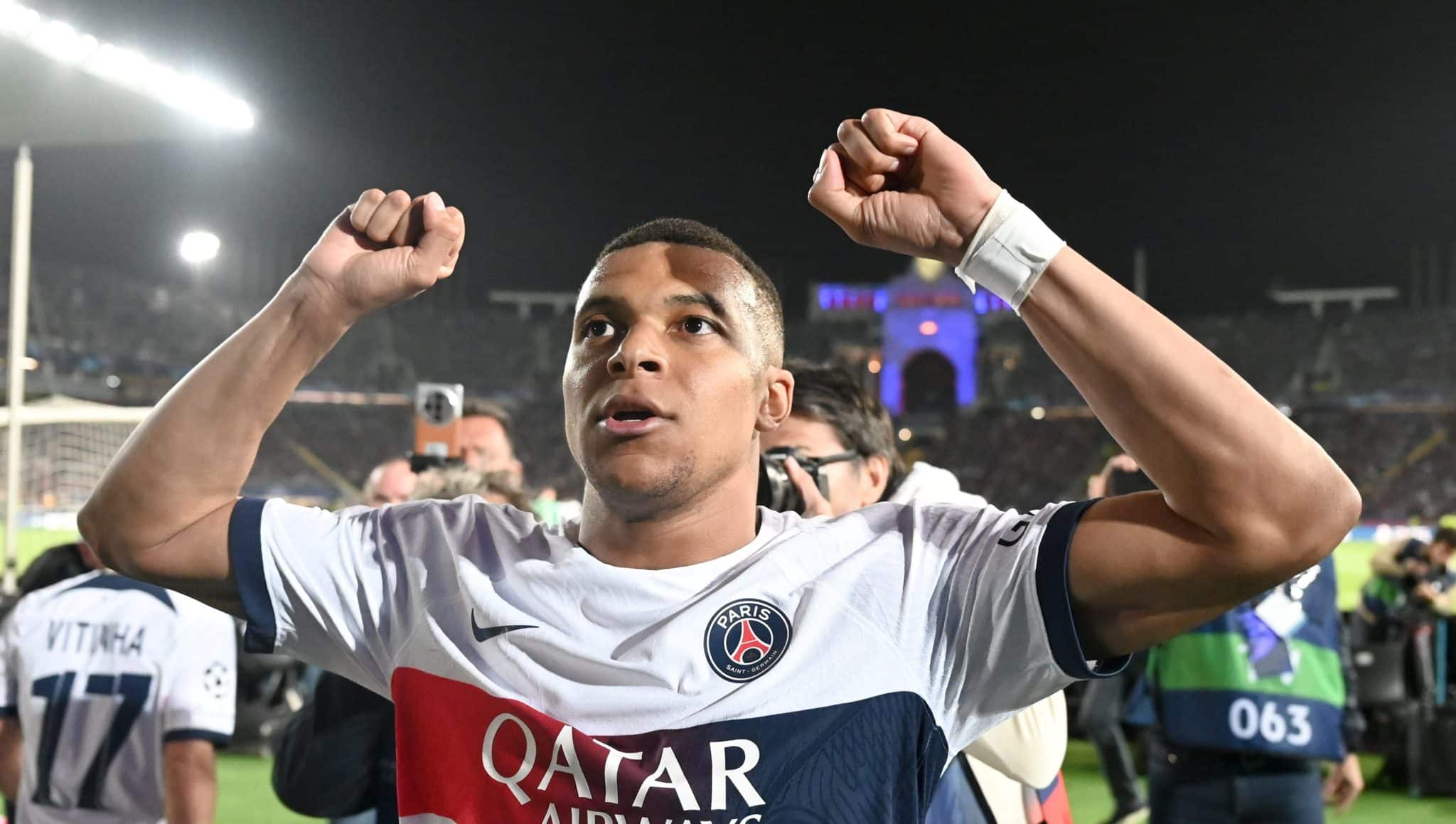 Expuls&atilde;o de Ara&uacute;jo abre porta para remontada do PSG contra o Barcelona na Champions