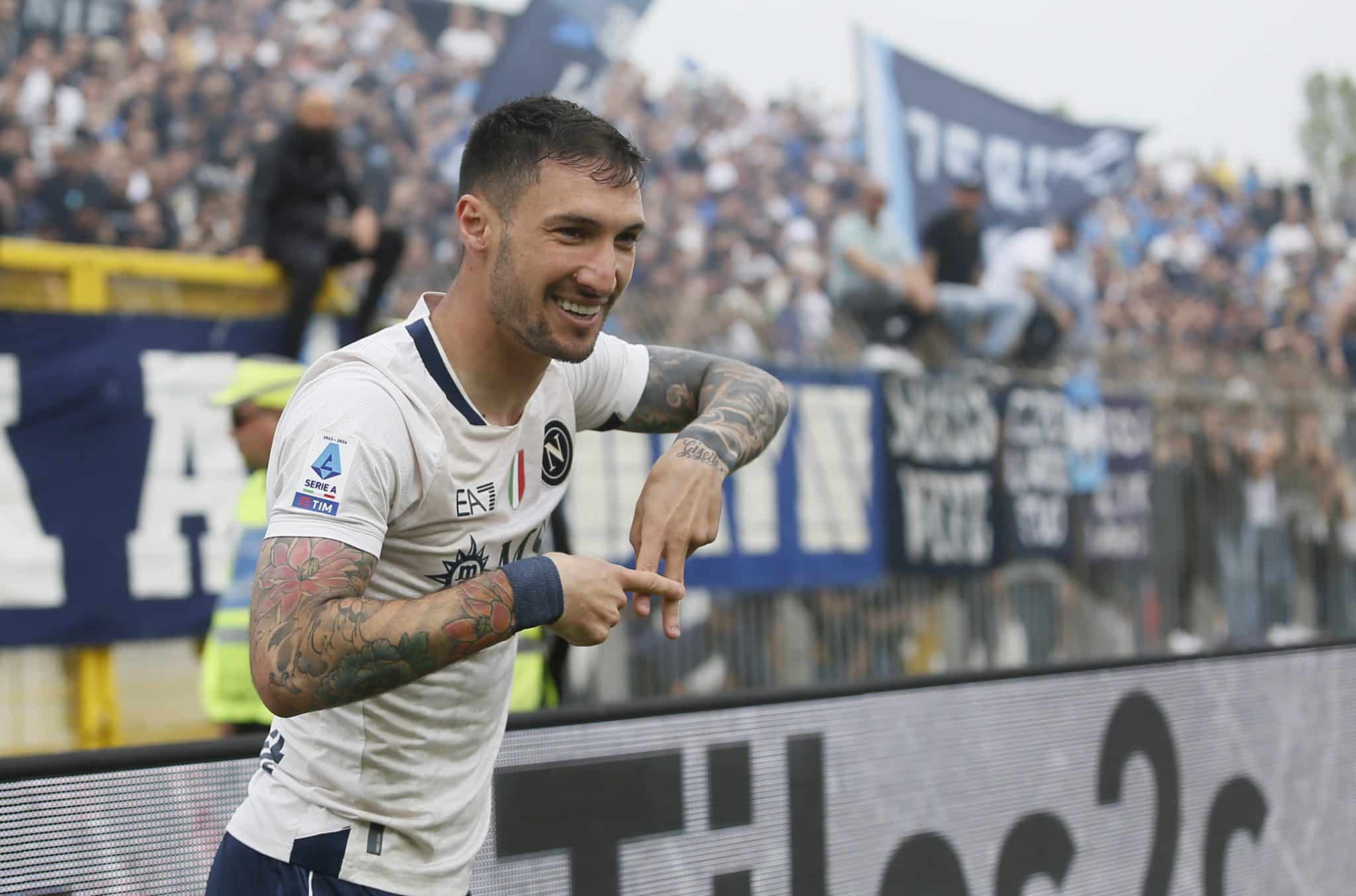 S&oacute; vale gola&ccedil;o: Napoli bate Monza de virada e segue na briga pelo m&iacute;nimo