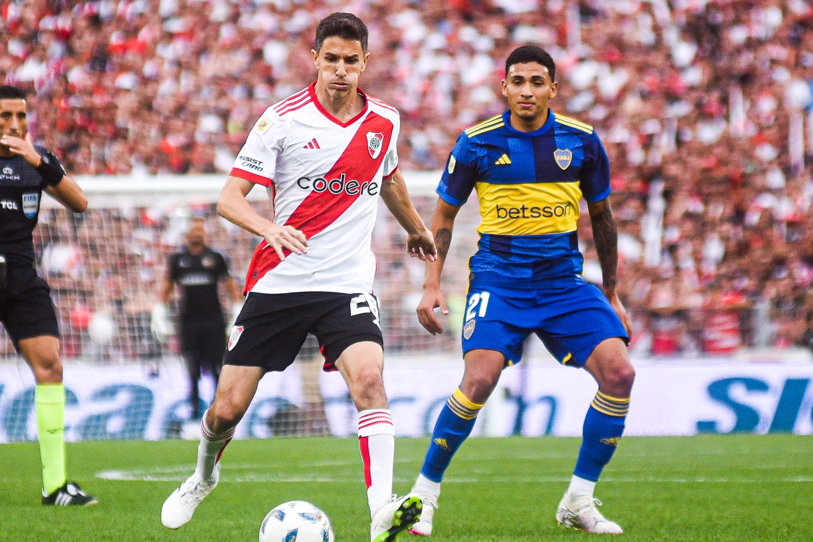 Por que Boca x River Plate voltar&aacute; a ter duas torcidas ap&oacute;s nove anos?