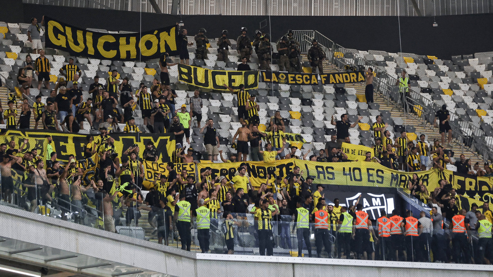 Sem surpresa: torcida do Pe&ntilde;arol causa confus&atilde;o e comete racismo na Arena MRV