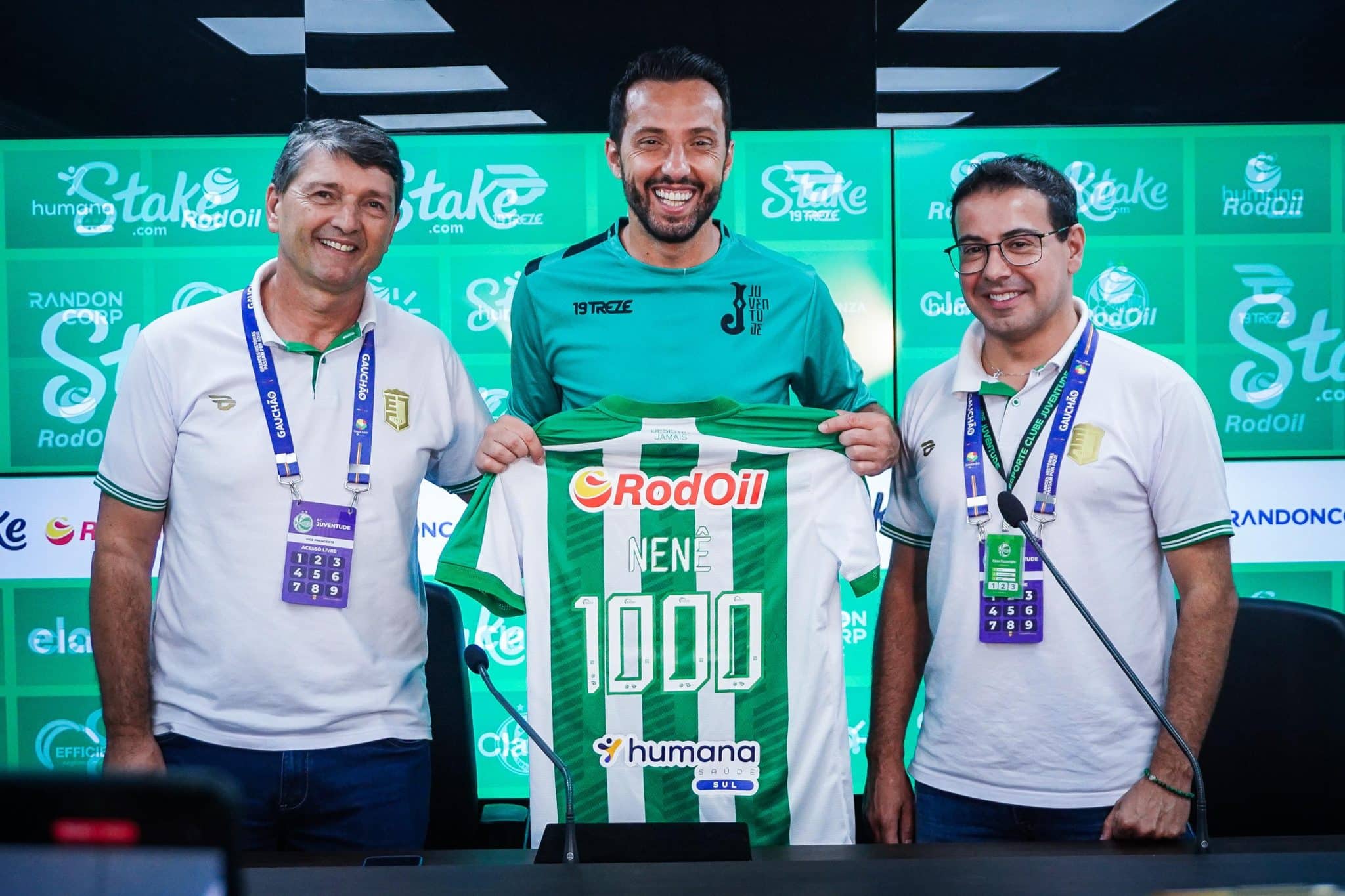 Para ajudar v&iacute;timas no RS, Nen&ecirc; faz rifa de camisa hist&oacute;rica e questiona CBF