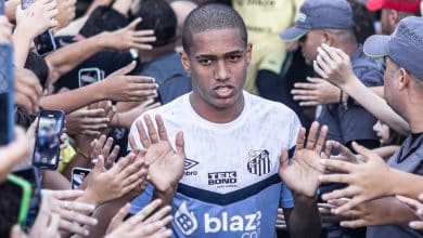 Com &iacute;dolo no p&eacute;, Souza quer agarrar chance para brilhar no profissional do Santos