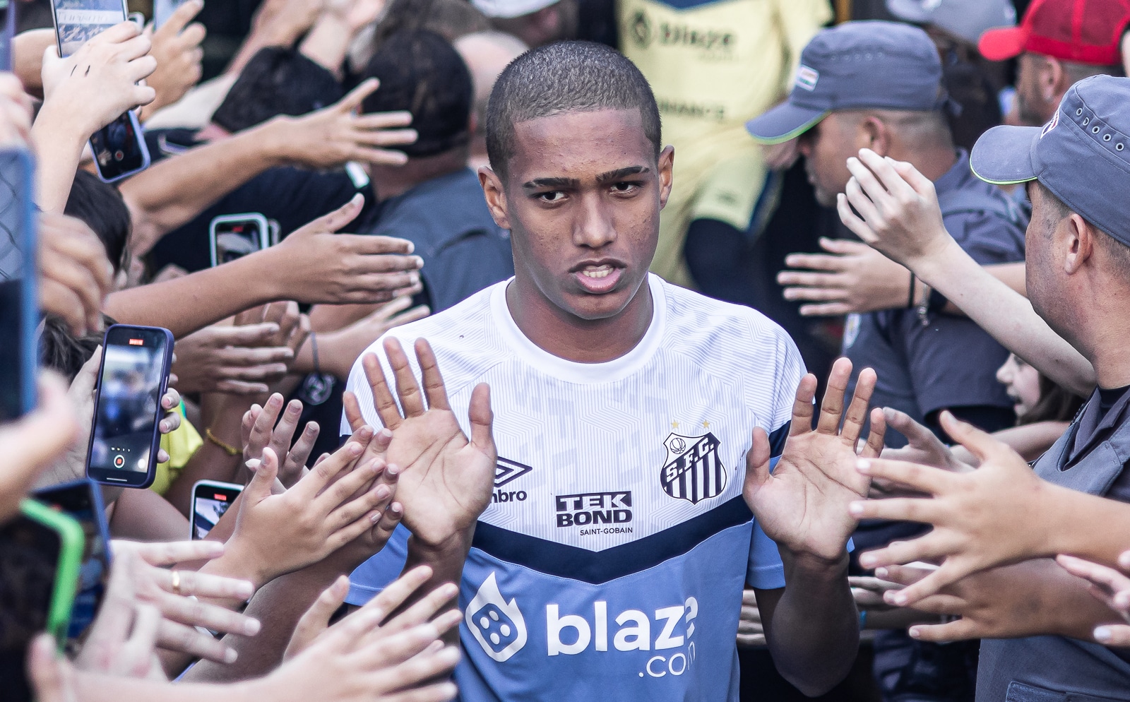 Com &iacute;dolo no p&eacute;, Souza quer agarrar chance para brilhar no profissional do Santos