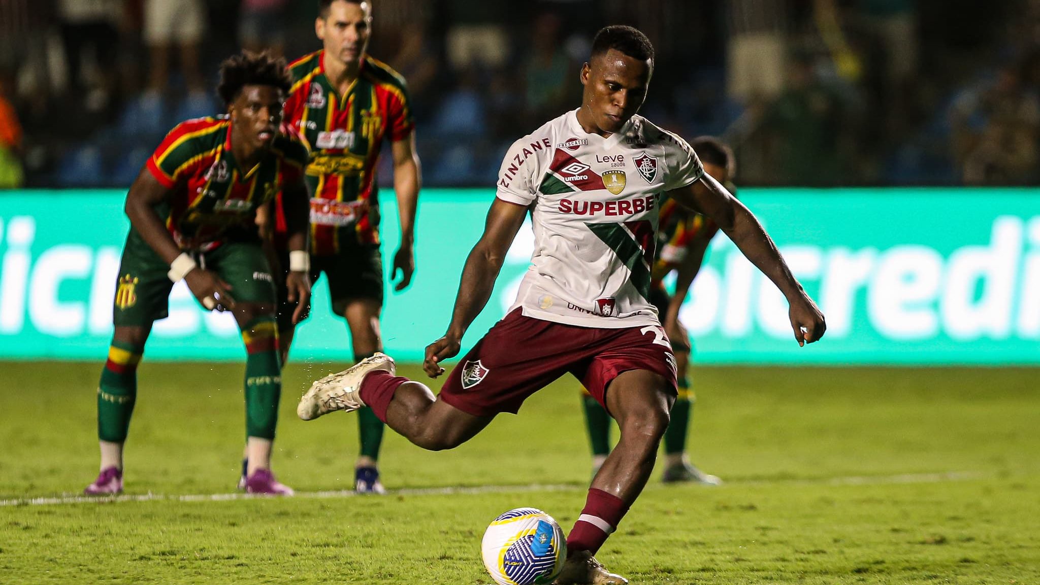 Fluminense joga para o gasto e vence o Sampaio Corr&ecirc;a na Copa do Brasil