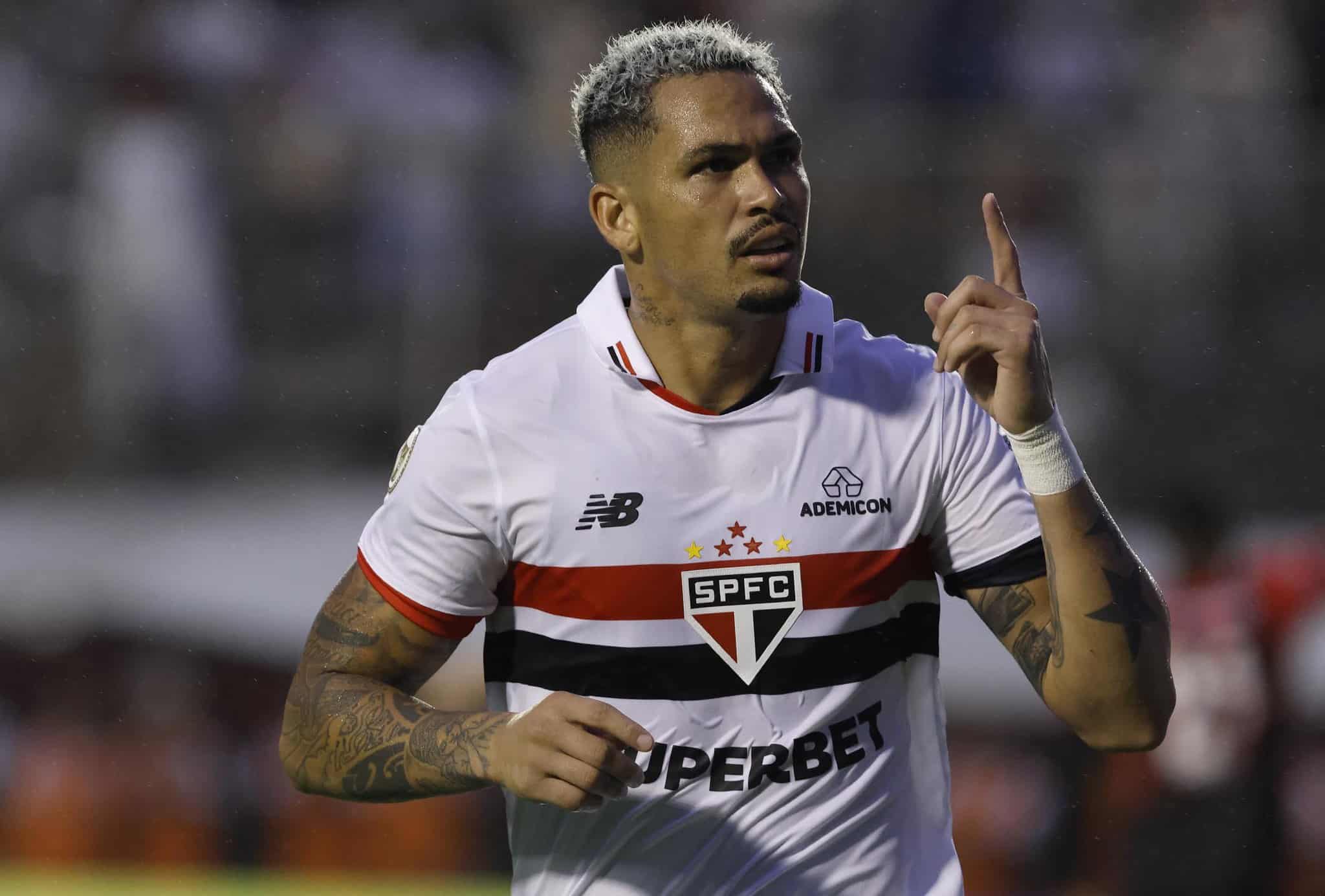 Decisivo, Luciano marca duas vezes e comanda passeio do S&atilde;o Paulo sobre o Vit&oacute;ria